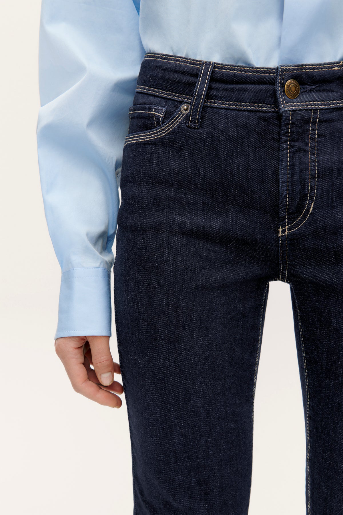 Dunkelblaue Slim-Fit Jeans aus 93% Baumwolle, 5% Polyester und 2% Elasthan im Alltagsszenario getragen.