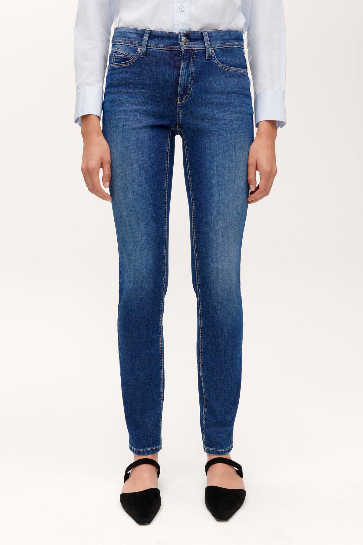 Blaue Slim-Fit-Jeans aus 92 % Baumwolle, 6 % Elastomultiester T400 und 2 % Elasthan getragen in einem Studio-Setting.