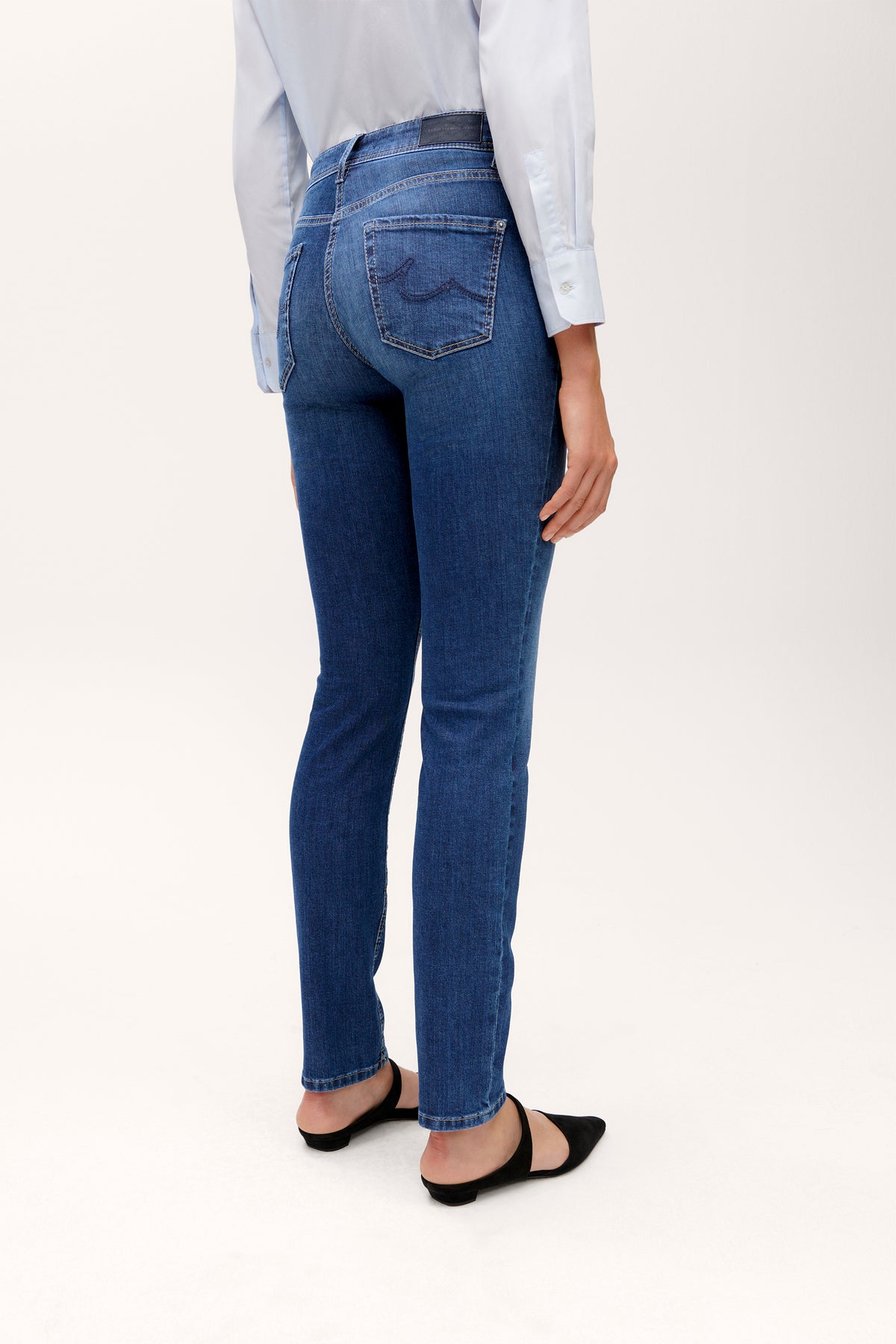 Blaue Slim-Fit-Jeans aus 92 % Baumwolle, 6 % Elastomultiester T400, 2 % Elasthan. Wurde in einer Studioumgebung getragen.