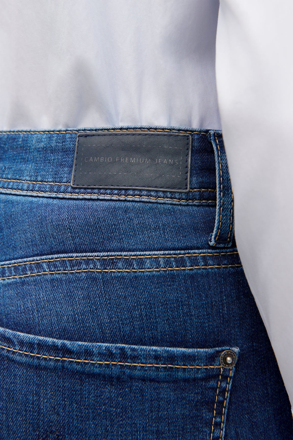 Blaue Slim-Fit-Jeans aus 92% Baumwolle, 6% Elastomultiester T400, 2% Elasthan, getragen von einer Person.