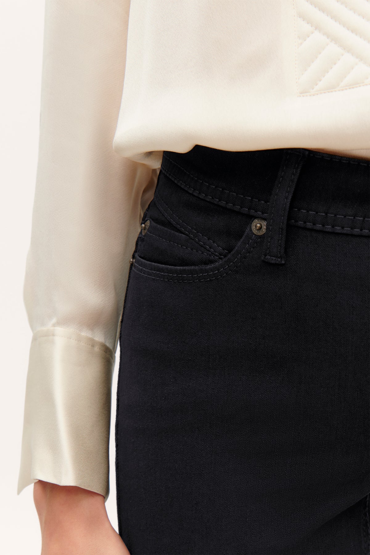 Dunkelblaue Slim-Fit Jeans aus 77 % Baumwolle, 18 % Polybutylen-Terephthalat, 5 % Elasthan, getragen von einer Person.