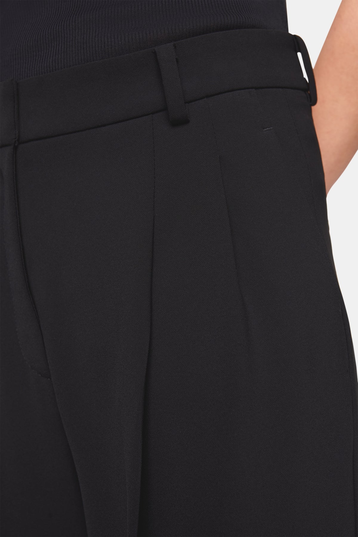 Schwarze Hose, Wide-Fit-Langstil, aus 90% Polyester und 10% Polyurethan, im lässigen modernen Look mit doppelten Bundfalten.