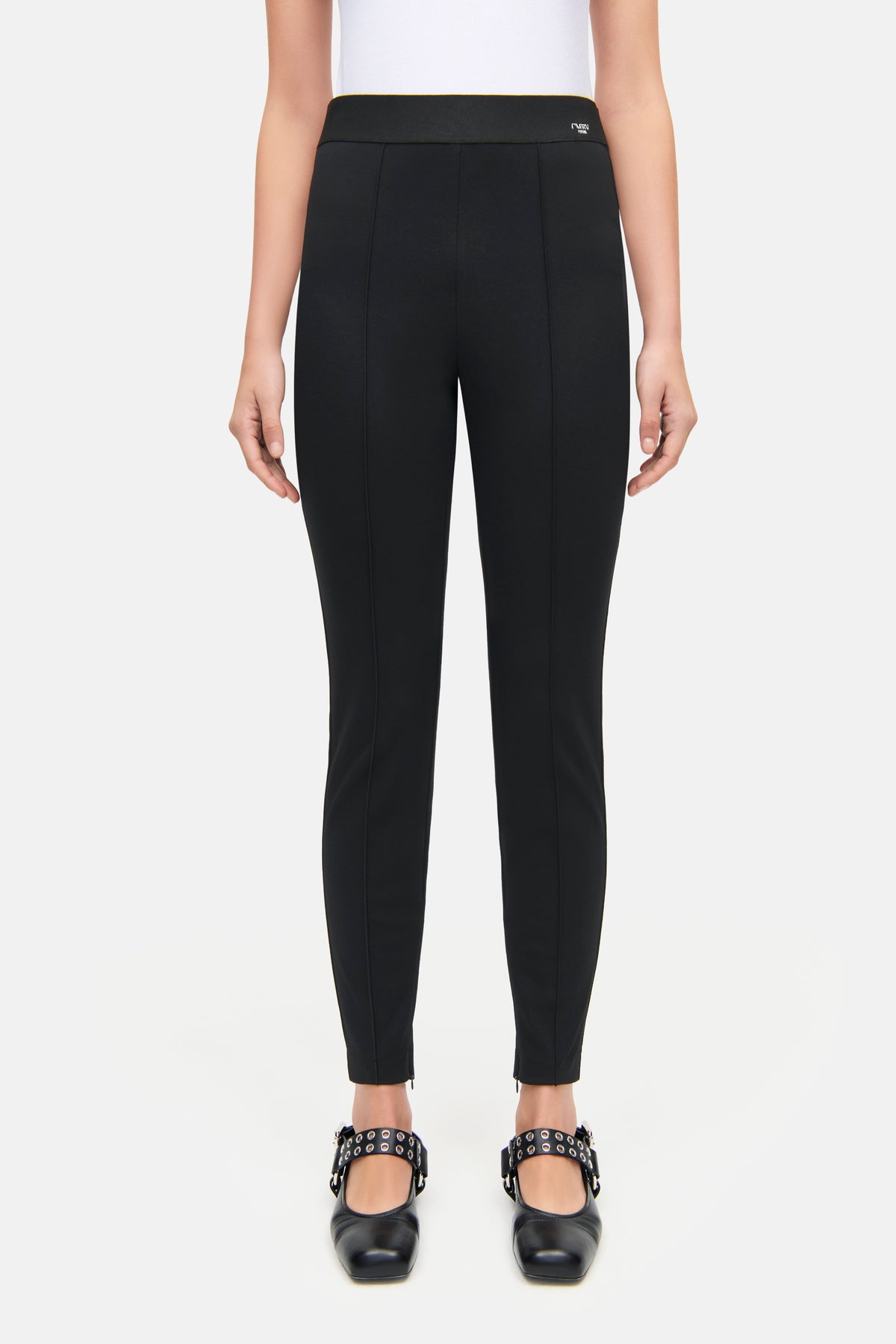 Schwarze Skinny-Fit Hose aus 61% Viskose, 25% Polyamid, 14% Elasthan, getragen von einer Person im Stehen.