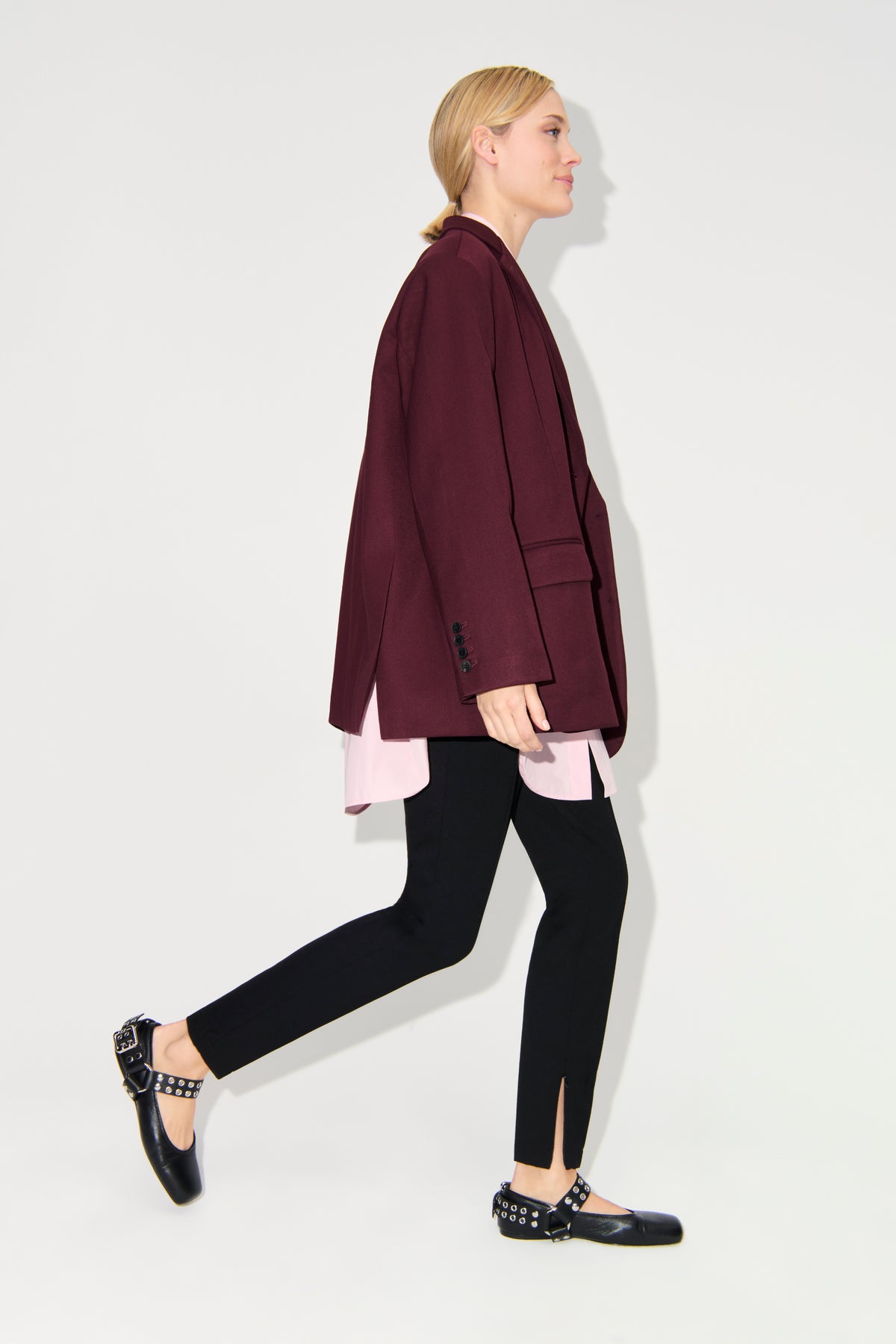 Schwarze Skinny-Fit Hose aus 61 % Viskose, 25 % Polyamid, 14 % Elasthan, getragen von einer Person in einem Freizeitsetting.