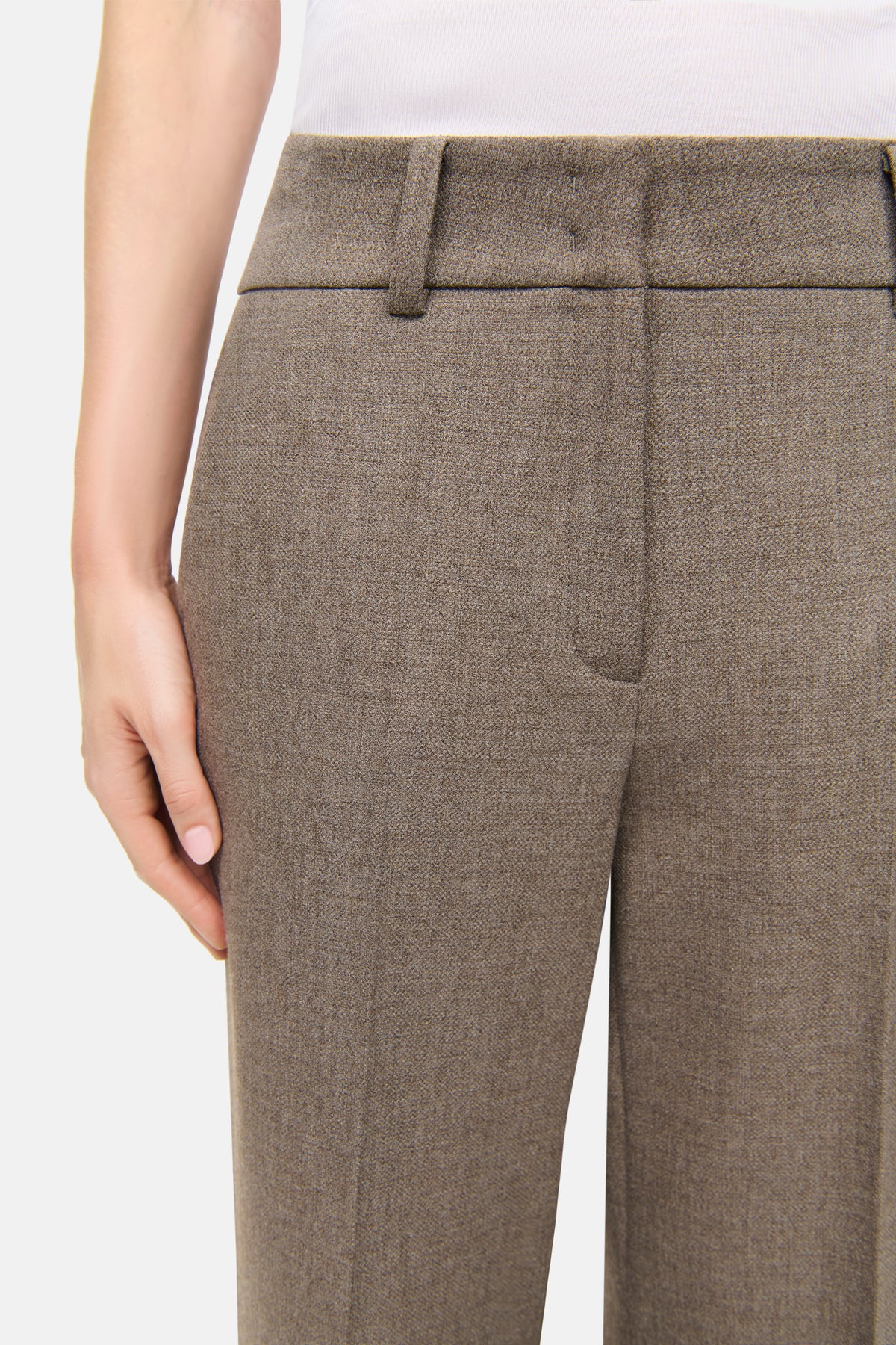 Beigefarbene Wide-Leg-Hose aus 62% Polyester, 26% Viskose, 9% Wolle und 3% Elasthan, getragen in einer neutralen Umgebung.
