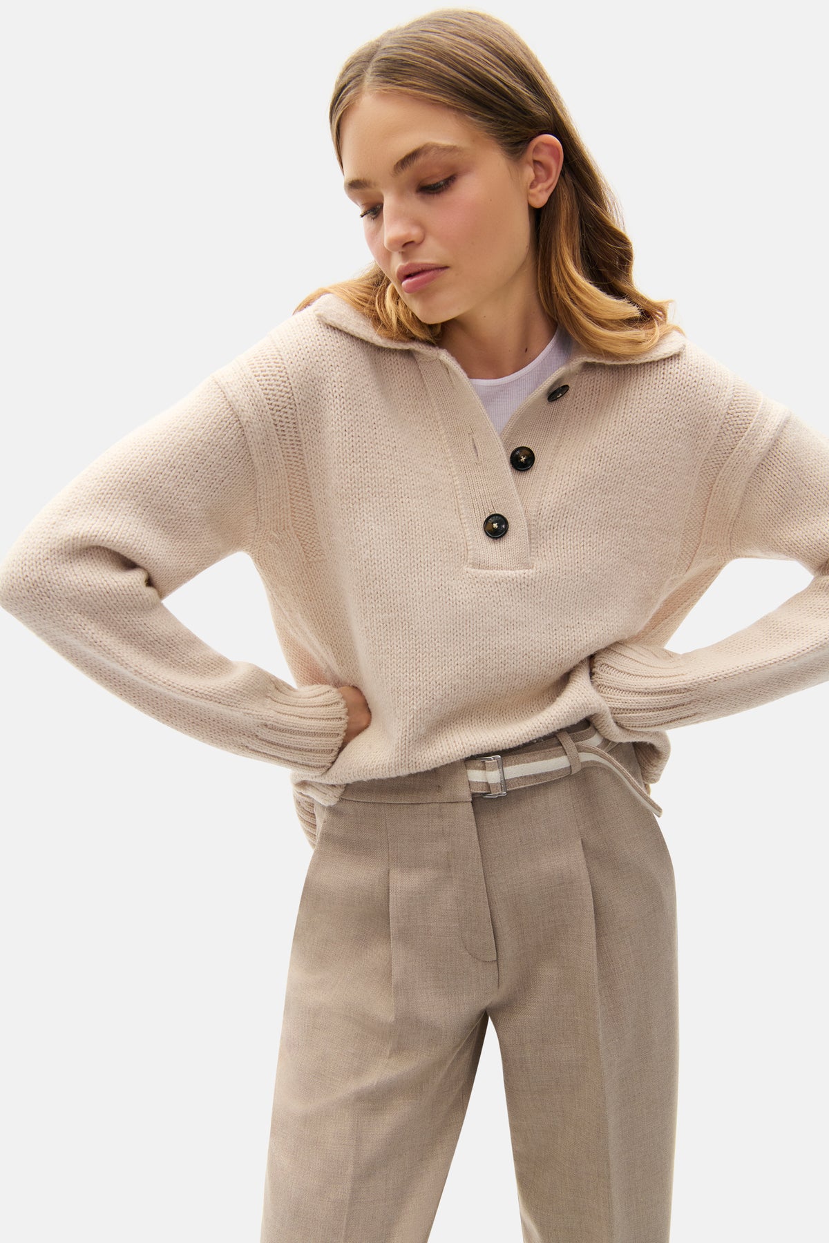 Beige O-Shape Hose aus 62 % Polyester, 26 % Viskose, 9 % Wolle, 3 % Elasthan. Getragen in einem lässigen, urbanen Kontext.