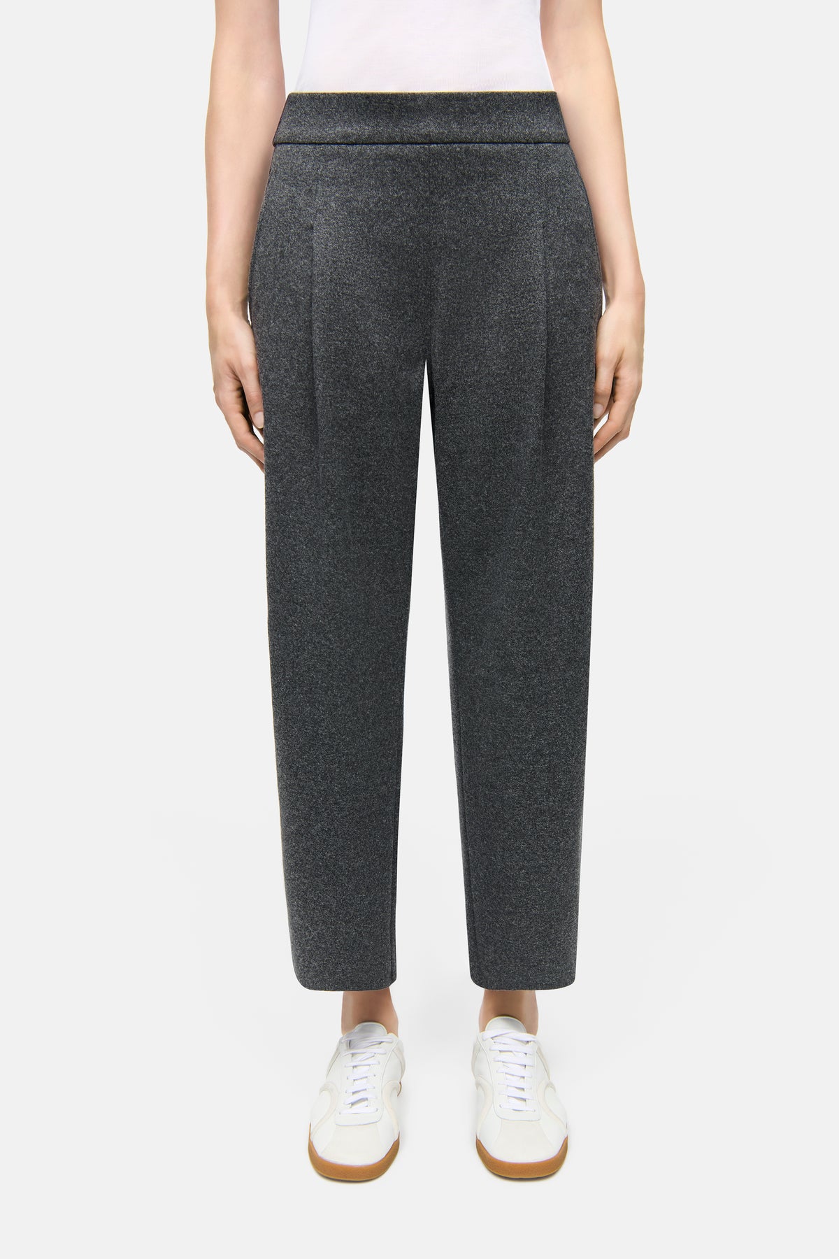 Graue O-Shape Hose aus leichtem Flanell-Jersey, bestehend aus 47% Viskose, 28% Polyester, 23% Baumwolle und 2% Elasthan.