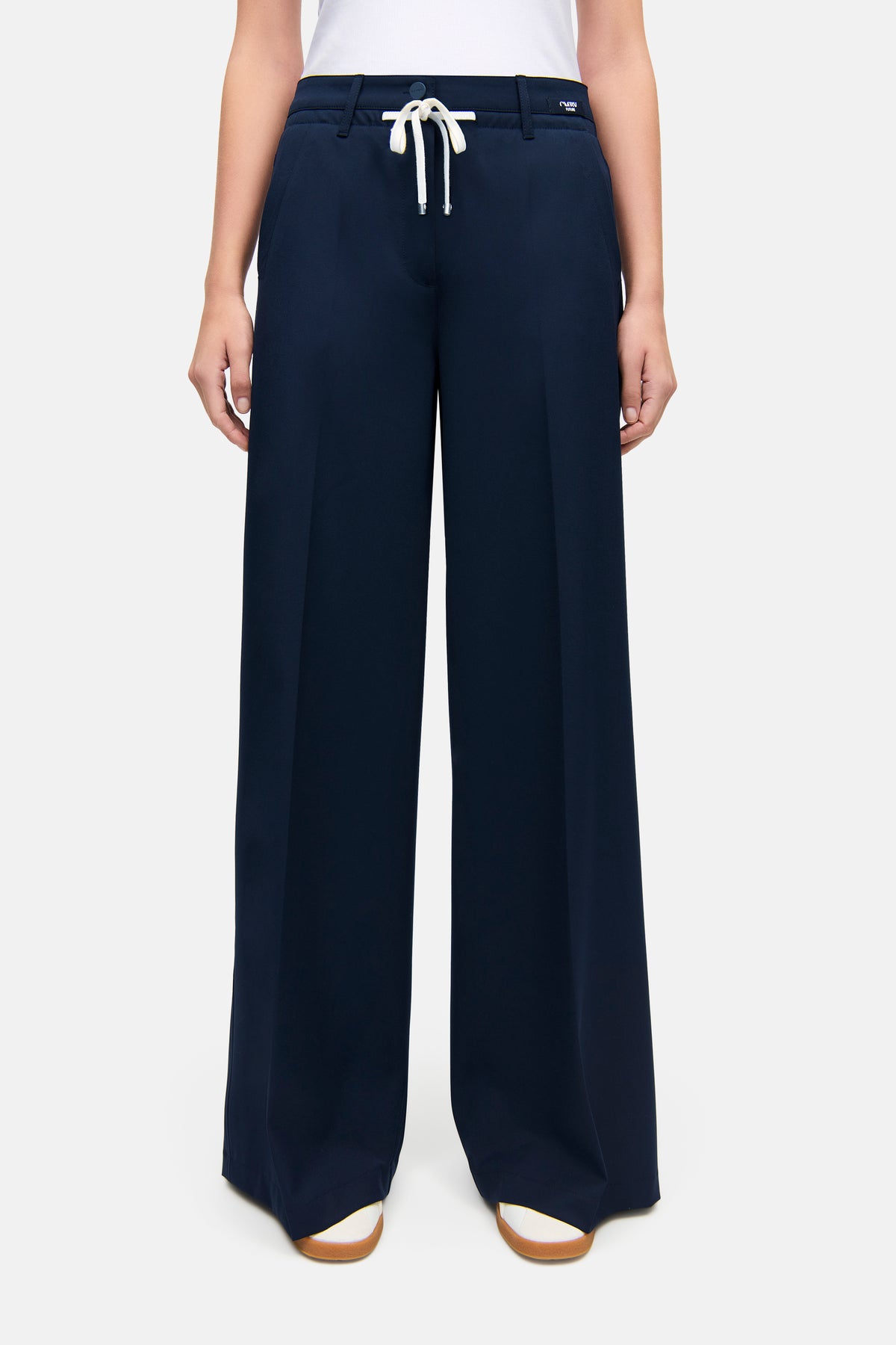 Navyblaue, lange Wide-Leg-Hose aus 67% Polyester, 4% Elasthan und 29% Viskose. Getragen in einer urbanen Umgebung.