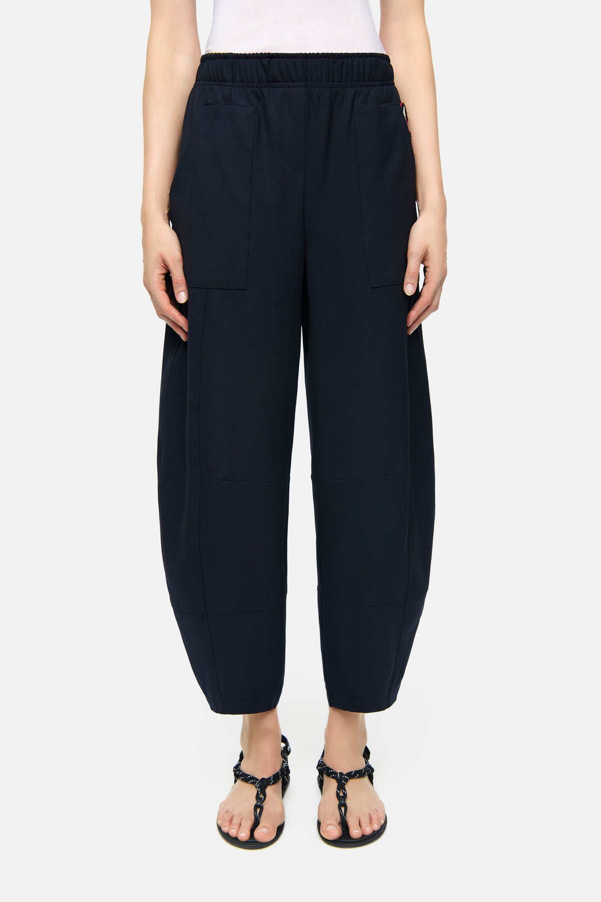 Dunkelblaue O-Shape Hose aus 67% Polyester, 4% Elasthan, 29% Viskose mit weitem Bein und elastischem Bund, getragen im urbanen Umfeld.