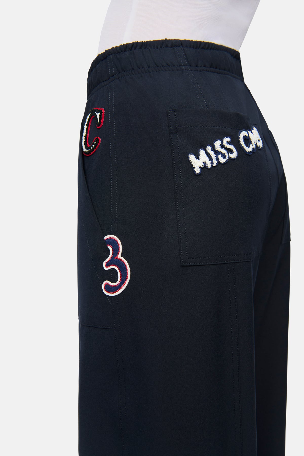 Navy-blaue, verkürzte O-Shape Hose aus Polyester, Elasthan und Viskose mit elastischem Bund und dekorativen Patches.