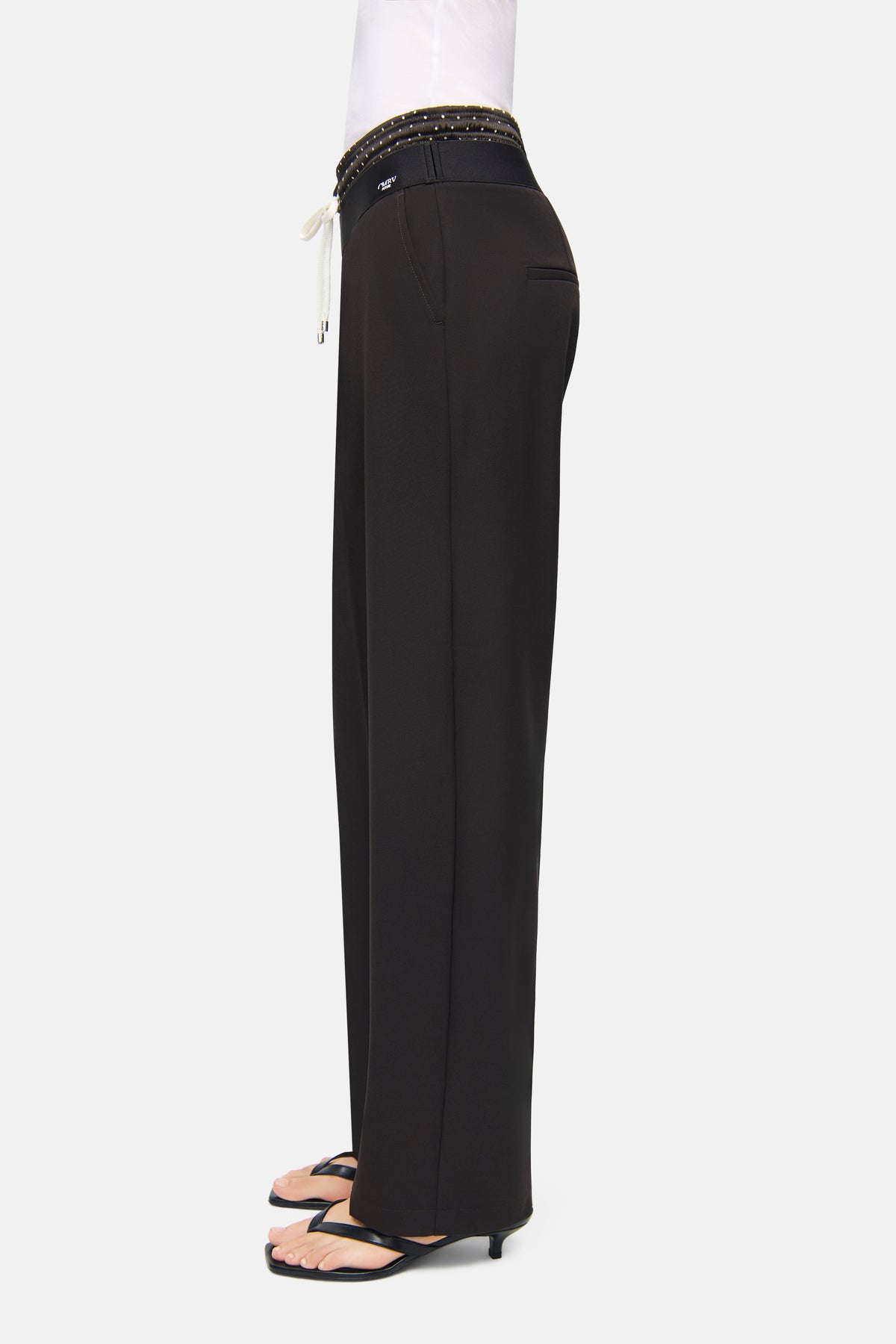 Dunkelbraune Jogginghose aus 67% Polyester, 29% Viskose, 4% Elasthan; lockerer O-Shape-Schnitt, im Freizeitlook getragen.