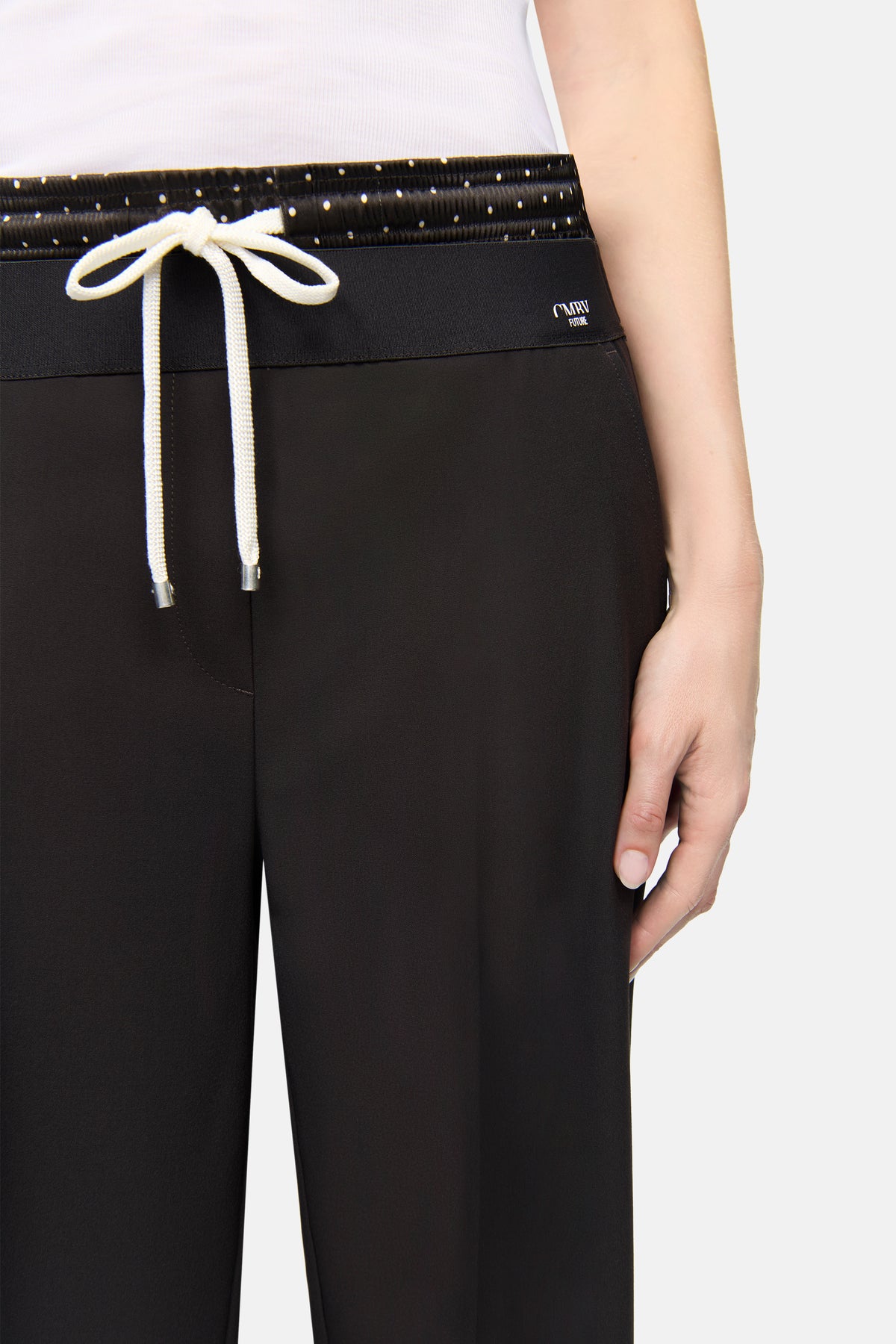 Dunkelbraune O-Shape-Hose aus 67% Polyester, 29% Viskose, 4% Elasthan mit elastischem Bund und Tunnelzug. Freizeitliche Umgebung.