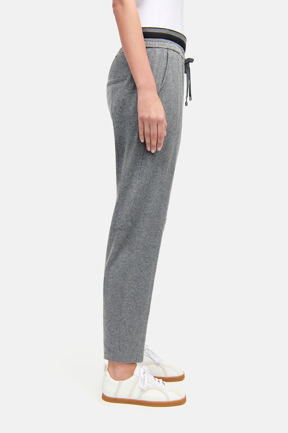 Graue O-Shape Hose aus 66% Polyester, 29% Wolle und 5% Elasthan getragen von einer Person. Casual-Umgebung.