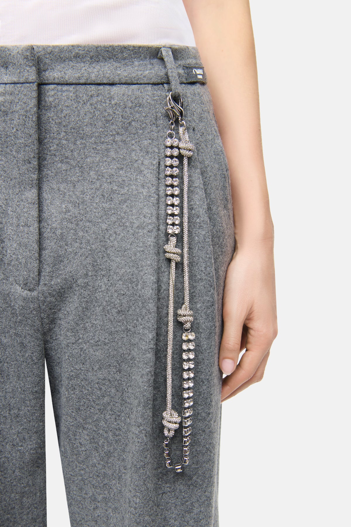 Graue O-Shape Hose aus leichtem Flanell-Jersey, mit Doppelbundfalte und abnehmbarer dekorativer Seitenkette.