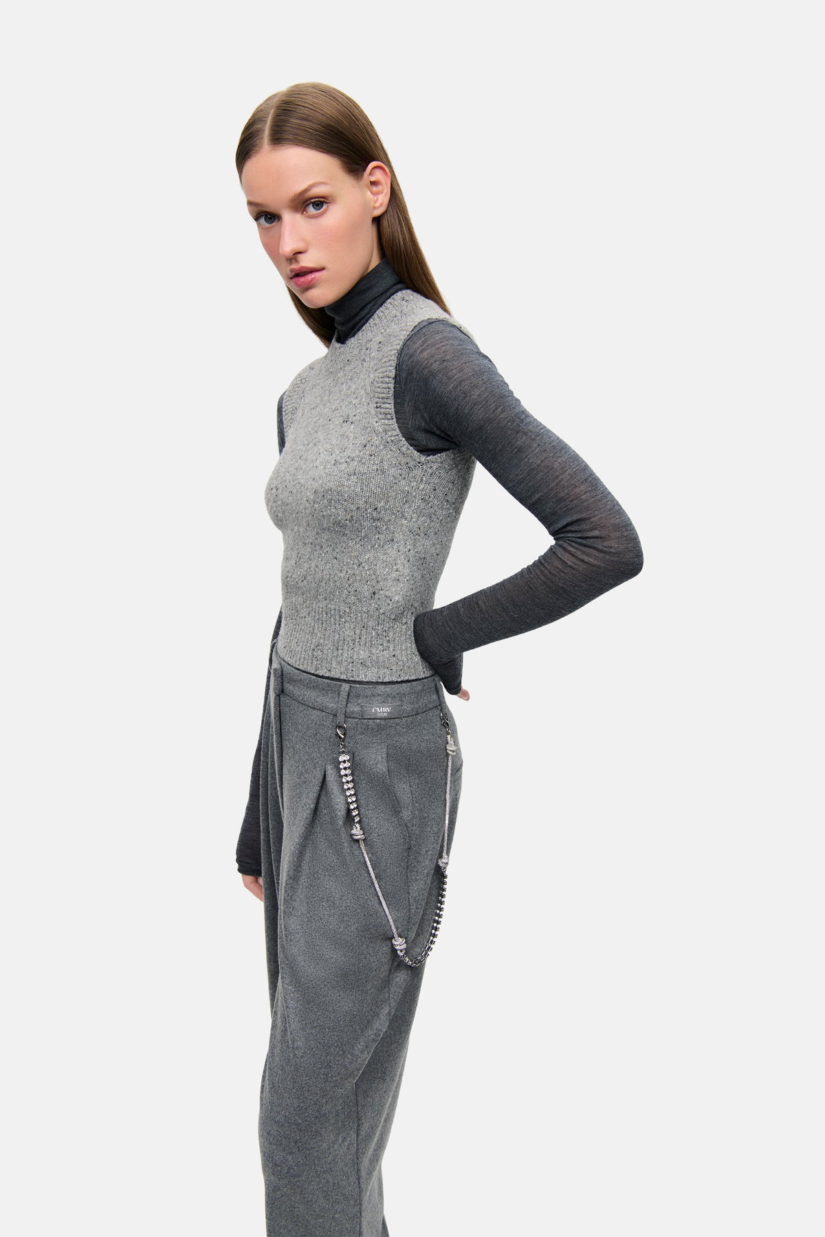 Graue O-Shape-Hose aus leichtem Flanell-Jersey, 66% Polyester, 29% Wolle, 5% Elasthan. Getragen in urbanem Setting.