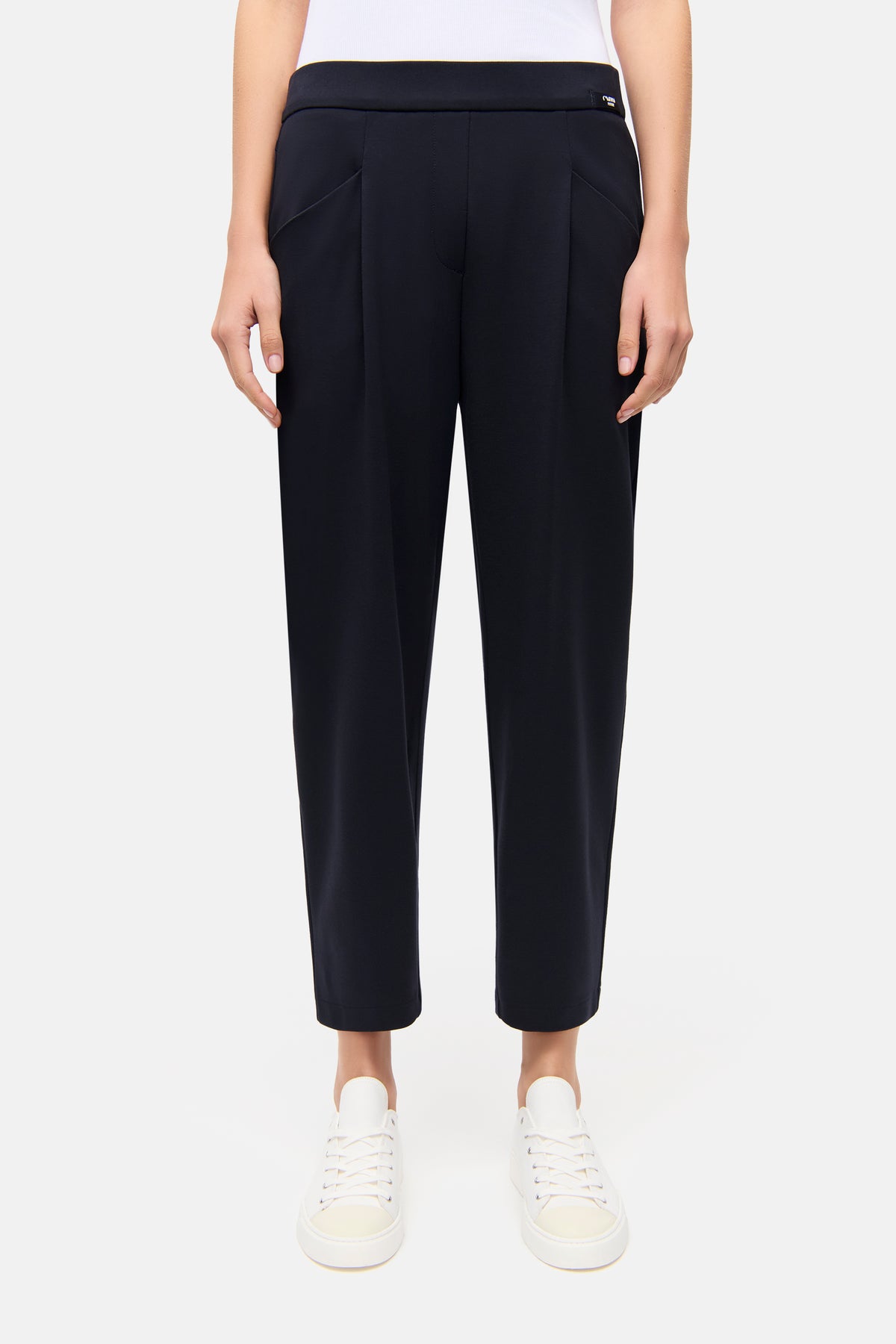 Dunkelblaue O-Shape Hose aus 67% Viskose, 29% Polyamid, 4% Elasthan; wird in urbanem, legerem Kontext gezeigt.