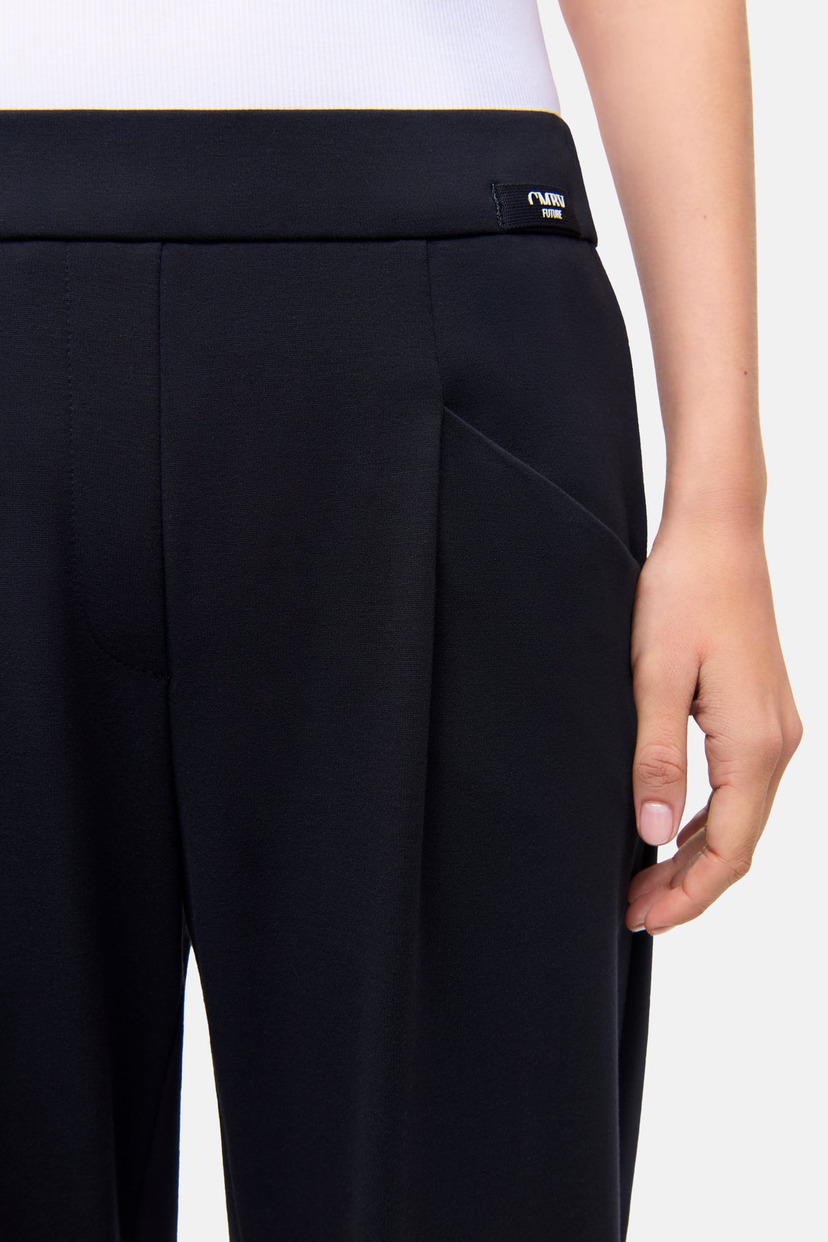 Tiefblaue O-Shape Hose aus 67% Viskose, 29% Polyamid, 4% Elasthan. Wird von einer Person in einem Alltagssetting getragen.