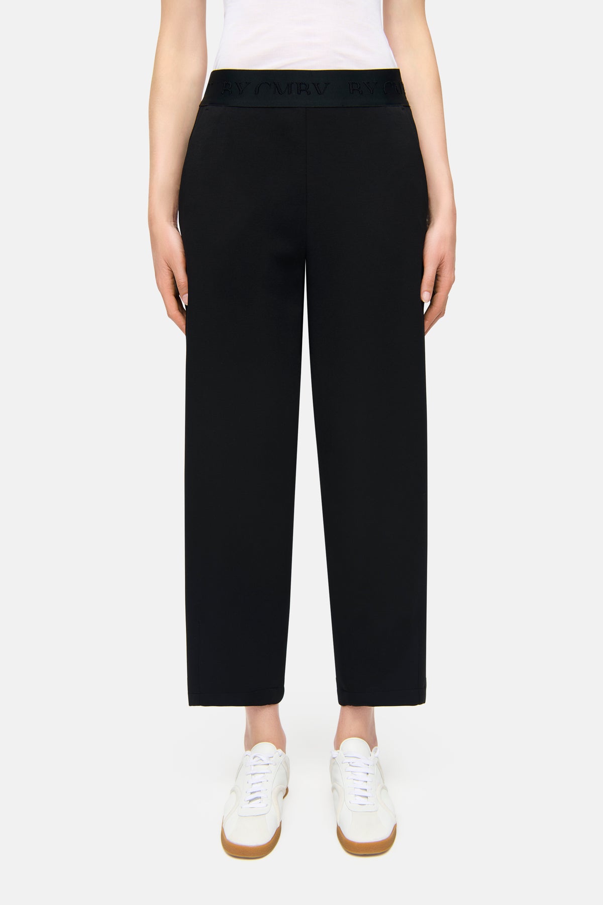 Schwarze O-Shape-Hose aus Neoprenmaterial, bestehend aus 47% Polyamid, 44% Viskose, 9% Elasthan, mit elastischem Bund.