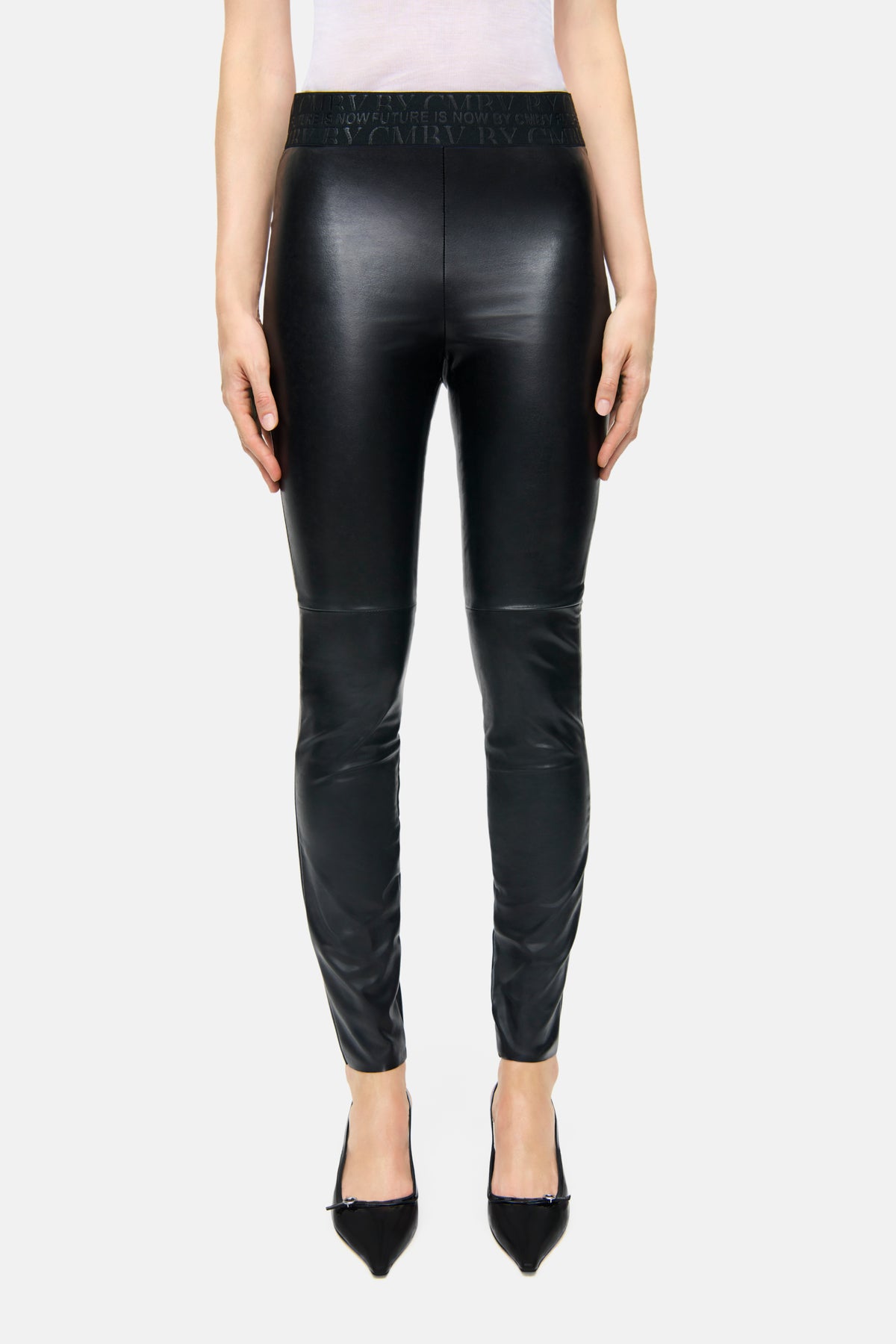 Schwarze Skinny-Fit Hose aus veganem Nappa mit elastischem Wordingbund, getragen in alltäglicher Umgebung.