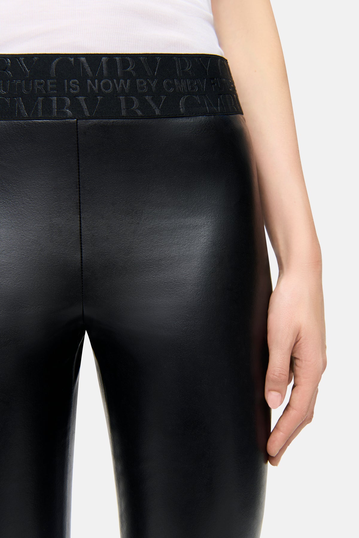 Schwarze Skinny-Fit Hose aus veganem Nappa, leicht glänzend, mit elastischem Bund. Hergestellt aus 50% Polyamid, 50% Polyurethan.