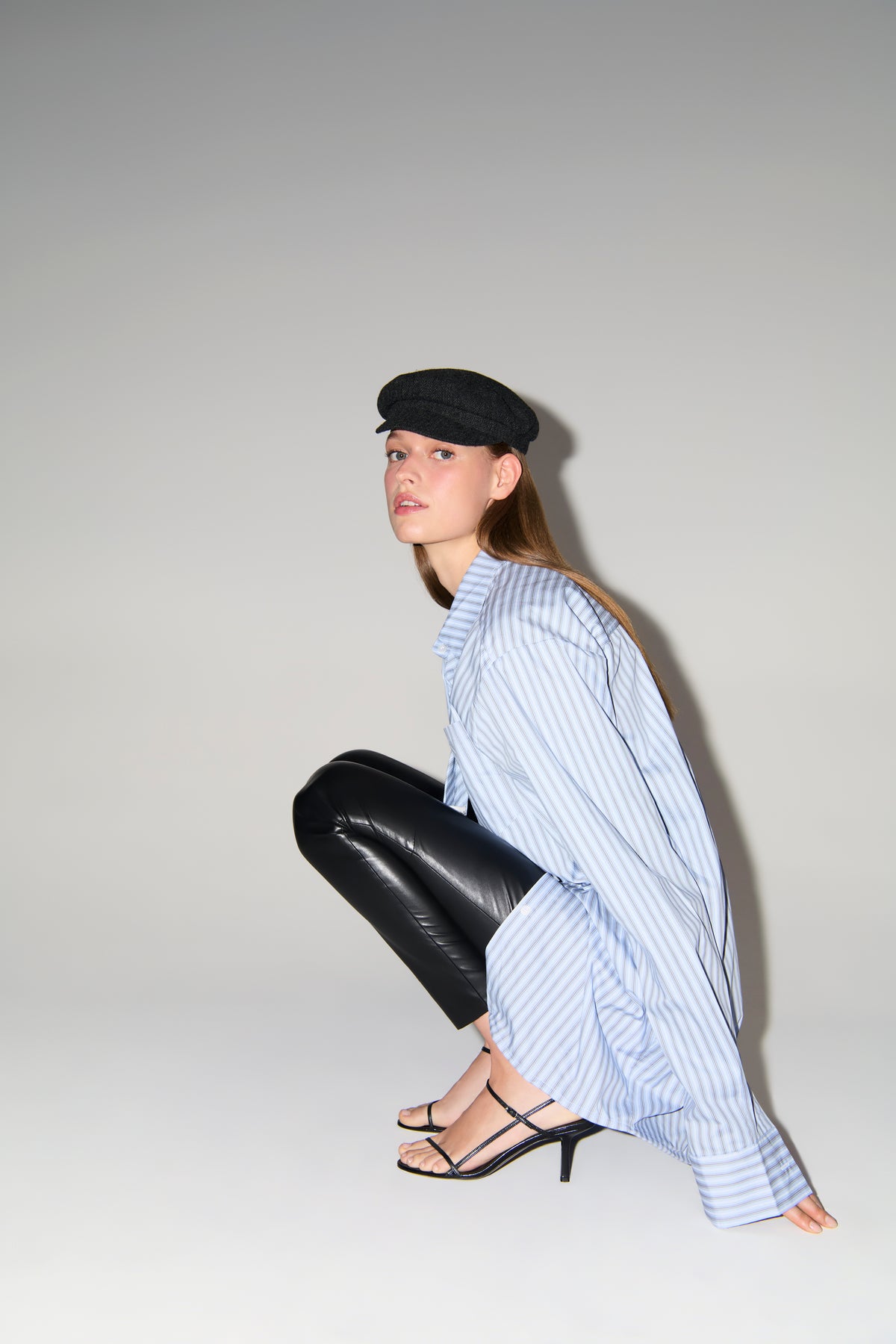 Schwarze Skinny-Fit Hose aus veganem Nappa-Leder mit elastischem Bund, getragen in einer modischen Pose.