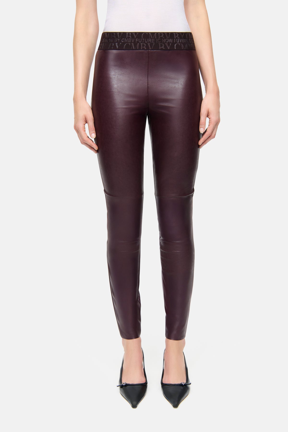 Bordeauxfarbene Skinny-Fit-Hose aus veganem Nappa mit elastischem Bund, getragen in einer Studioumgebung.