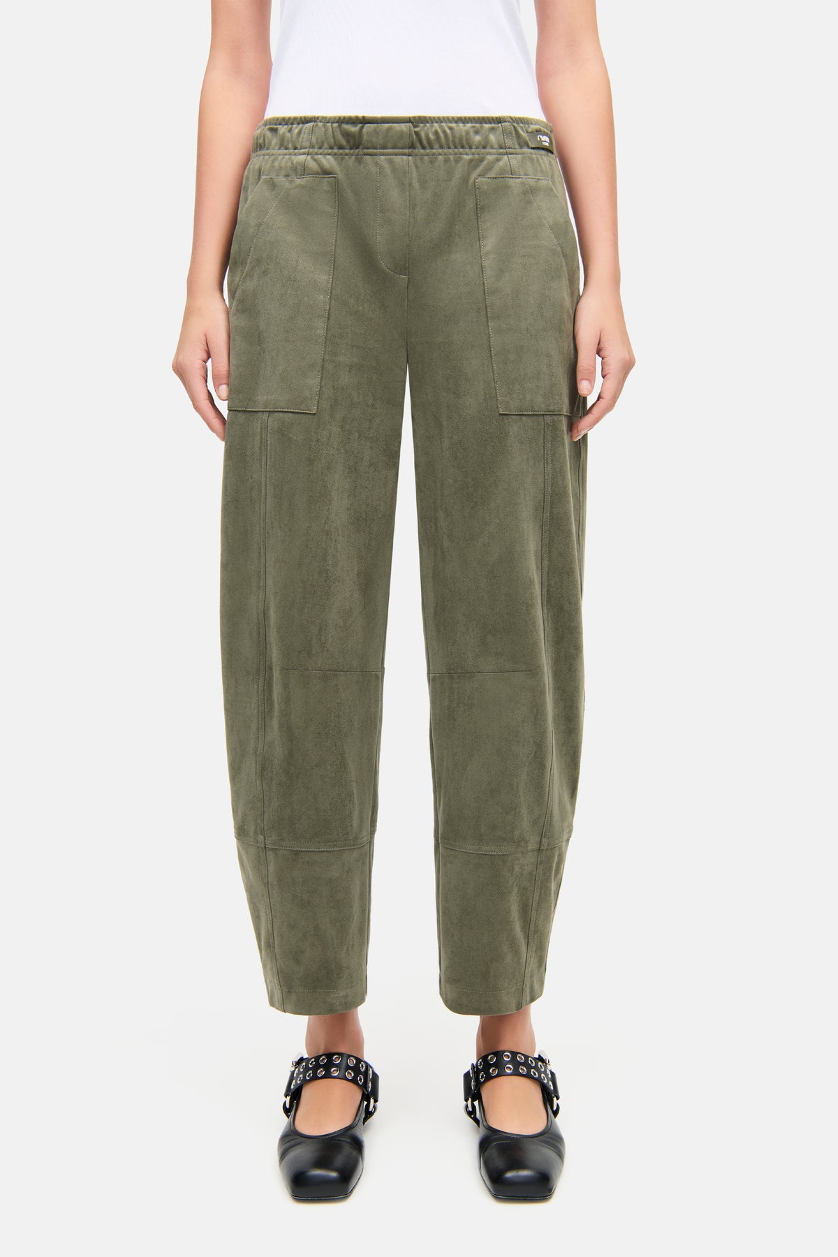 Grüne, verkürzte O-Shape-Hose aus veganem Velours, 92% Polyester, 8% Elasthan, mit elastischem Bund und großen Fronttaschen.