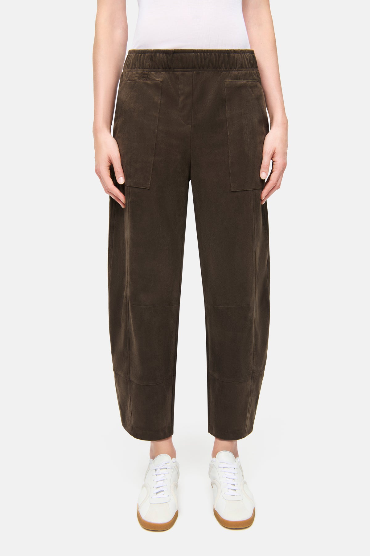 Dunkelbraune O-Shape Hose aus veganem Velours, 92% Polyester und 8% Elasthan, mit großen Fronttaschen.