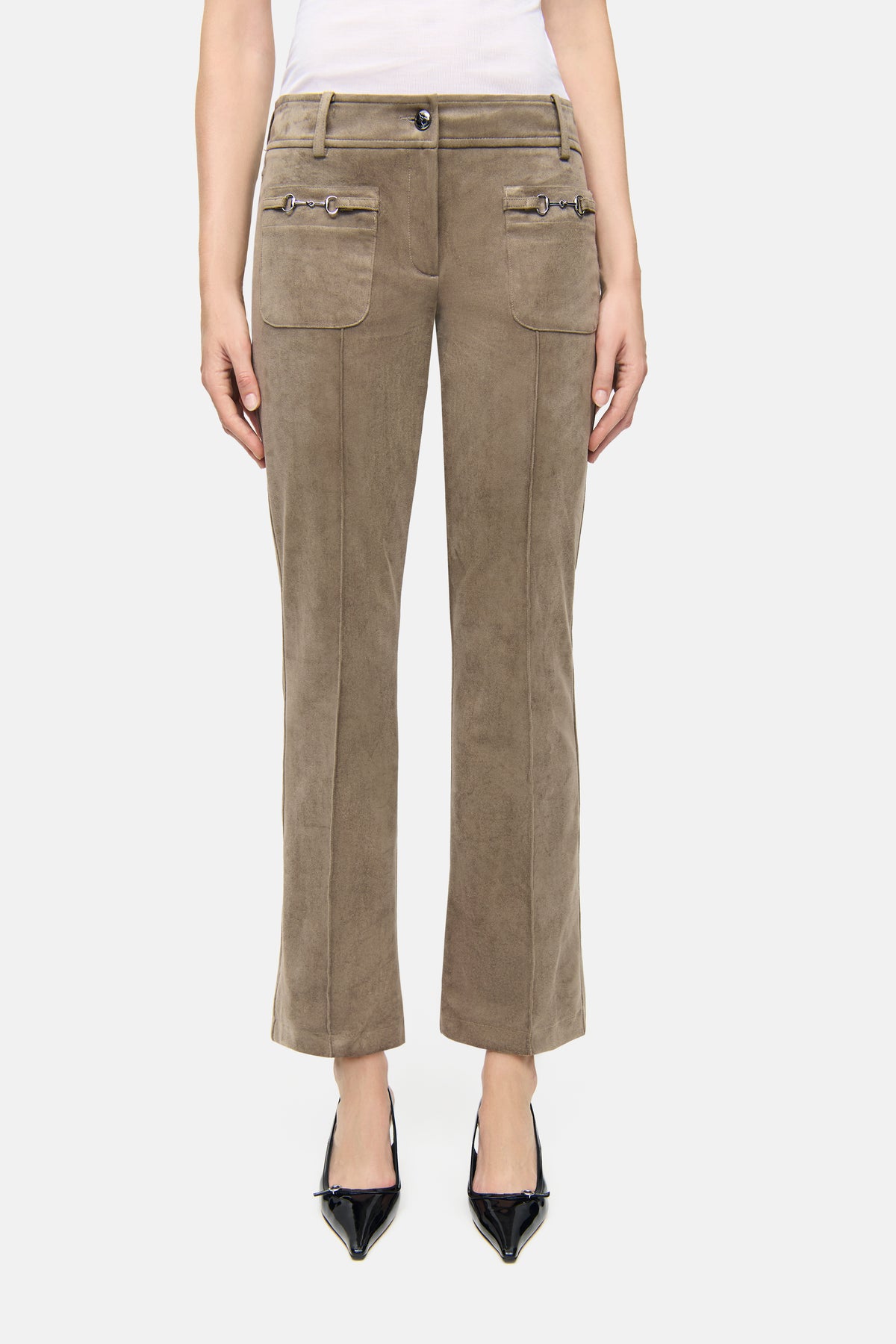 Flared Hose in Greige aus veganem Veloursleder, 92 % Polyester, 8 % Elasthan, mit aufgesetzten Nähten und dekorativen Vordertaschen.