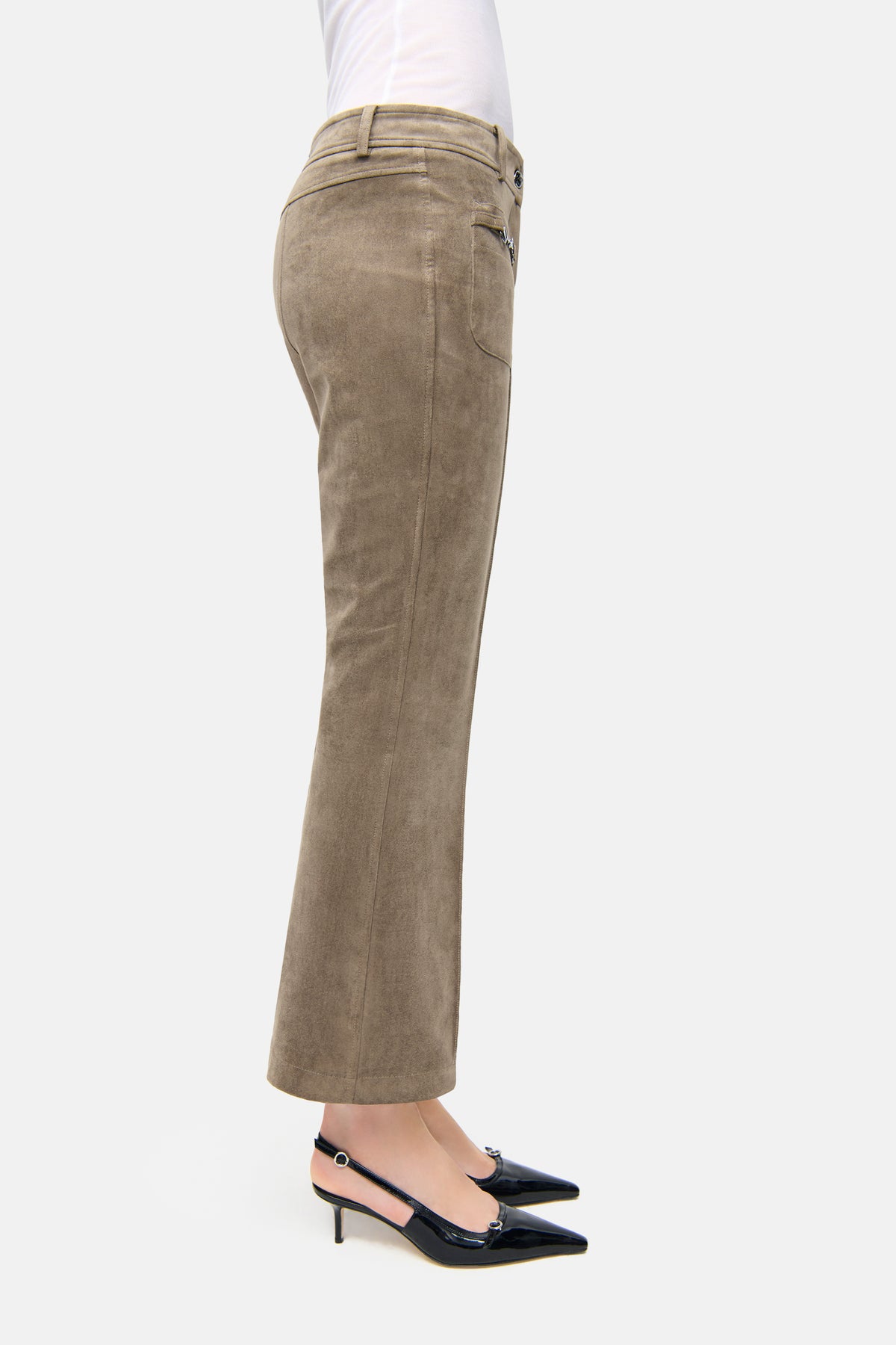 Flared Hose aus veganem Veloursleder in Greige, 92% Polyester, 8% Elasthan. Person trägt schwarze Absatzschuhe.