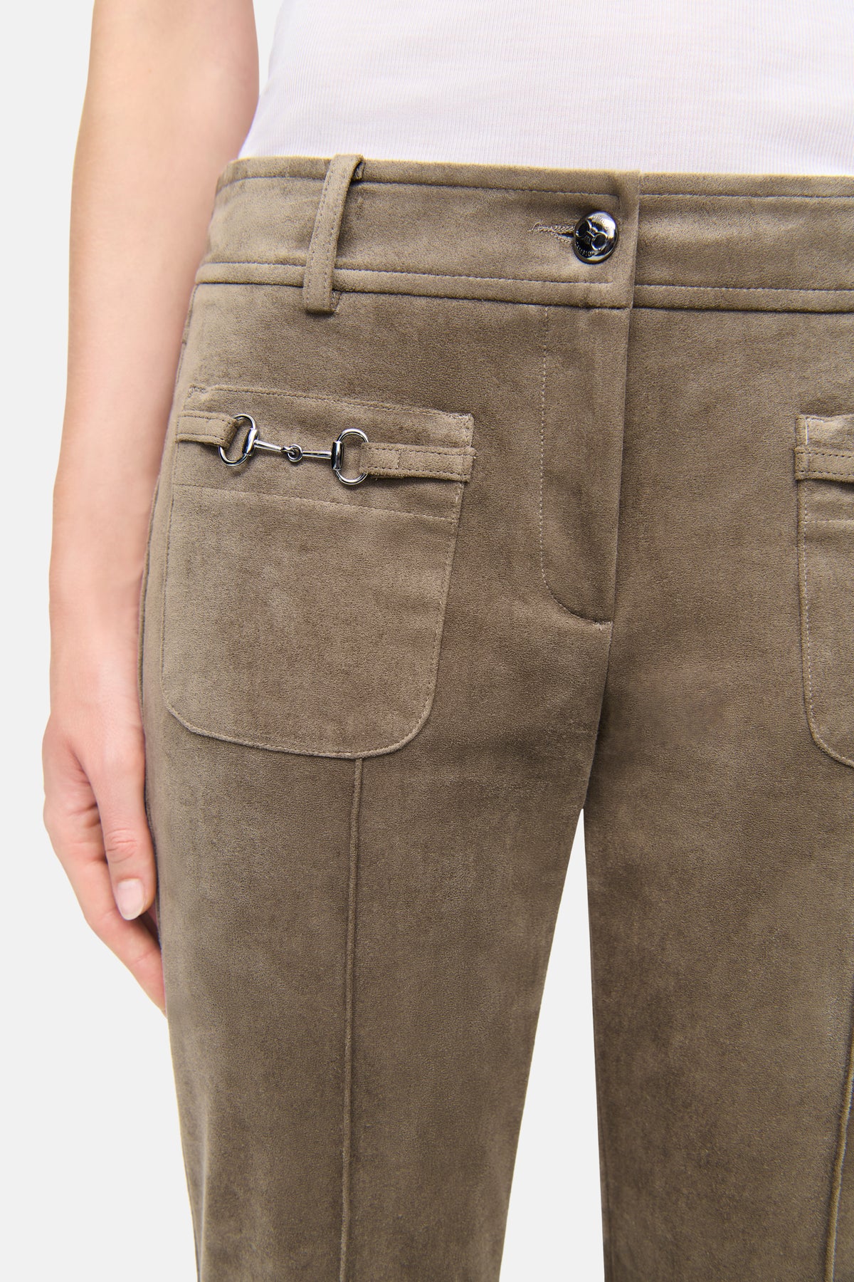 Flare-Hose in warmem Braun aus veganem Veloursleder, mit dekorativen Vordertaschen und silberfarbenen Details.