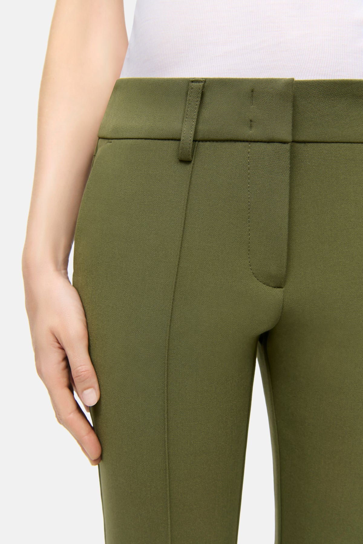 Flared Hose in edlem Grün, Material: 7% Baumwolle, 63% Polyester, 3% Elasthan, 27% Viskose. Aufgenähte Biese sichtbar.