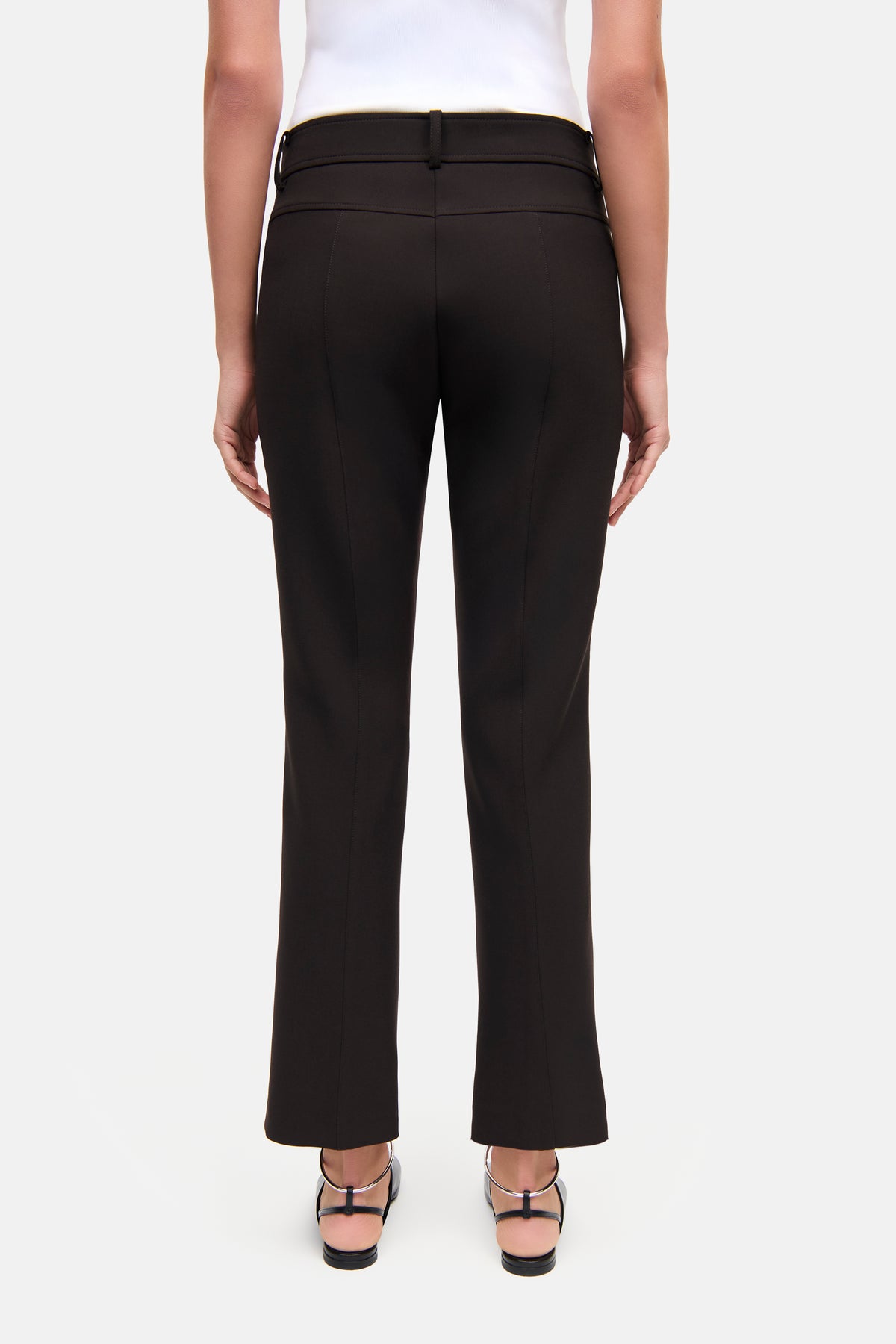 Dunkelbraune, verkürzte Flared-Hose aus Bi-Stretch-Material mit 7% Baumwolle, 63% Polyester, 3% Elasthan und 27% Viskose.