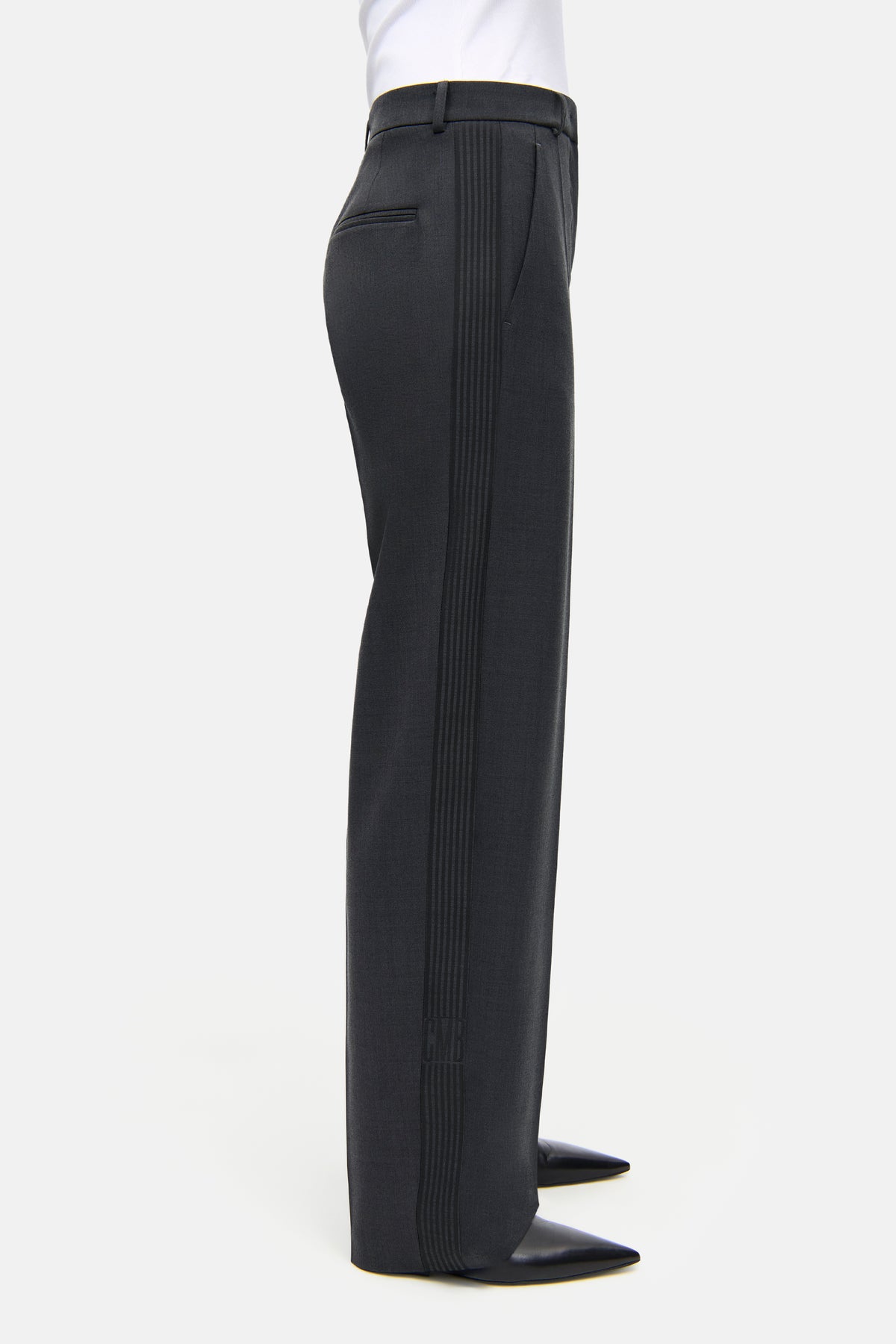 Graue Karottenhose aus 53% Polyester, 43% Schurwolle, 4% Elasthan, mit seitlichem Galonstreifen und Bügelfalten.