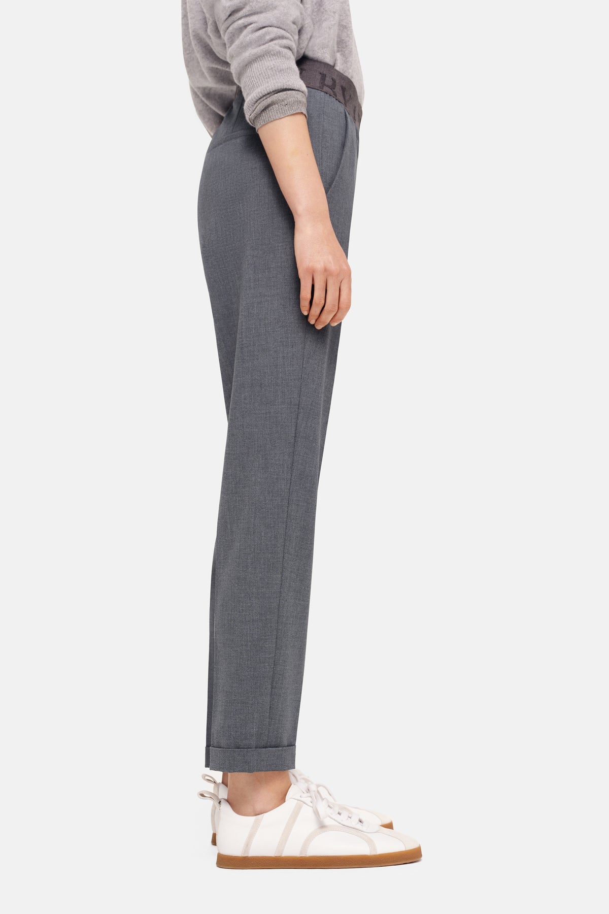 Graue Karottenhose aus 67% Polyester, 29% Viskose, 4% Elasthan; lässiger Look mit umgeschlagenem Saum, Freizeitsetting.