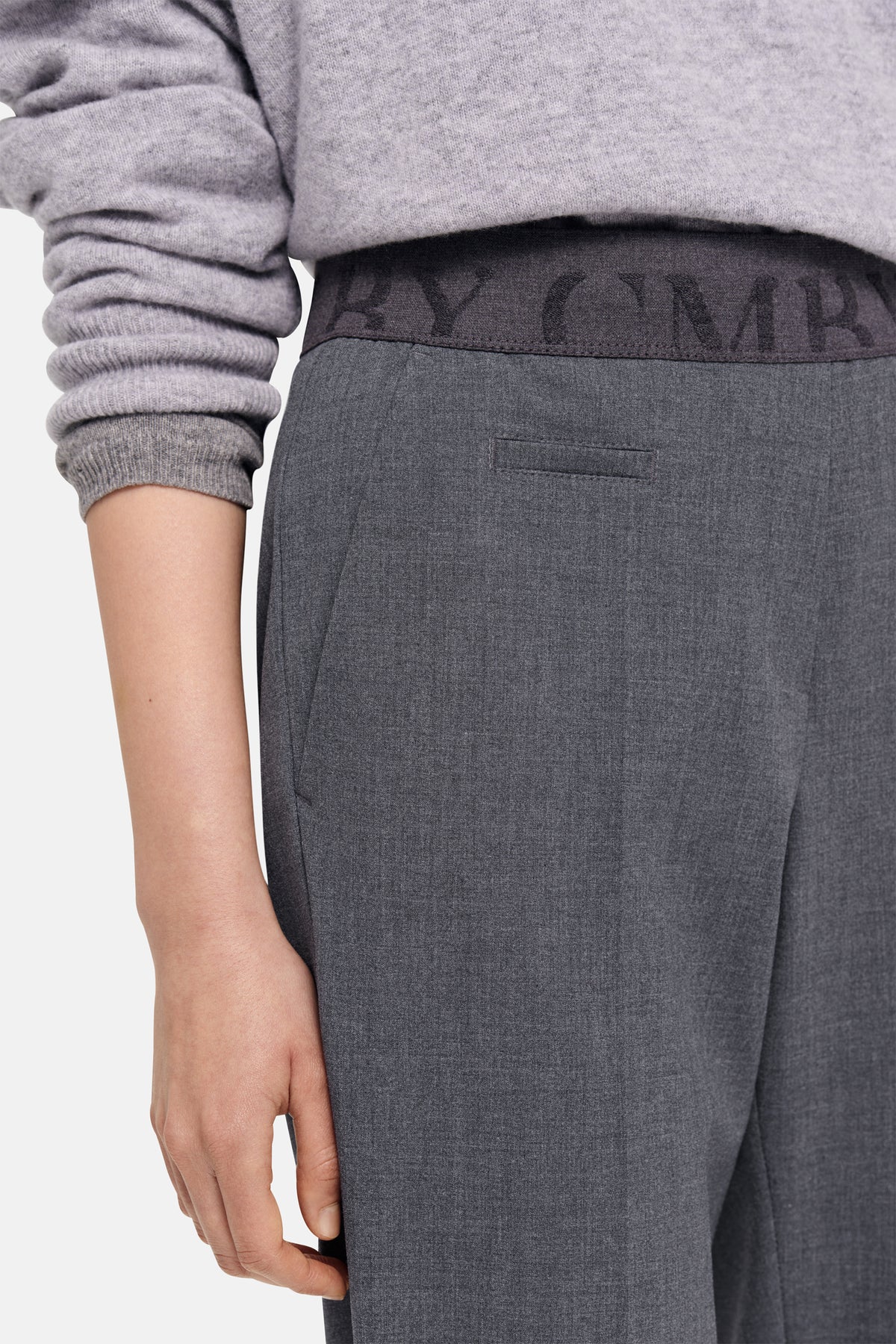 Carrot-Fit Hose in Asphalt Grey mit elastischem Bund, aus 67% Polyester, 29% Viskose, 4% Elasthan, getragen in lässigem Setting.