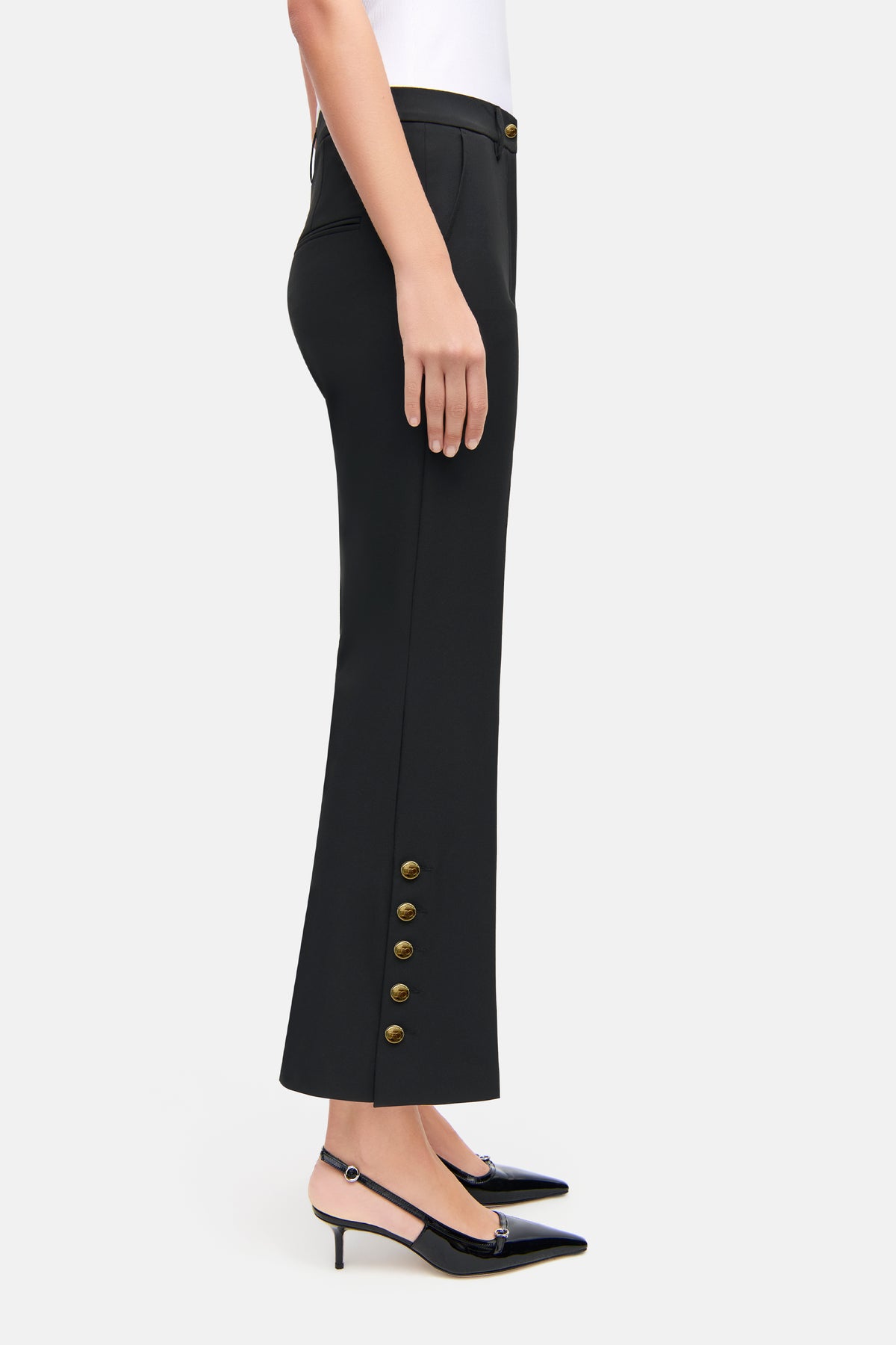 Schwarze Cropped Flared-Hose aus Polyester, Elasthan und Viskose mit goldenen Knöpfen seitlich am unteren Hosenbein.