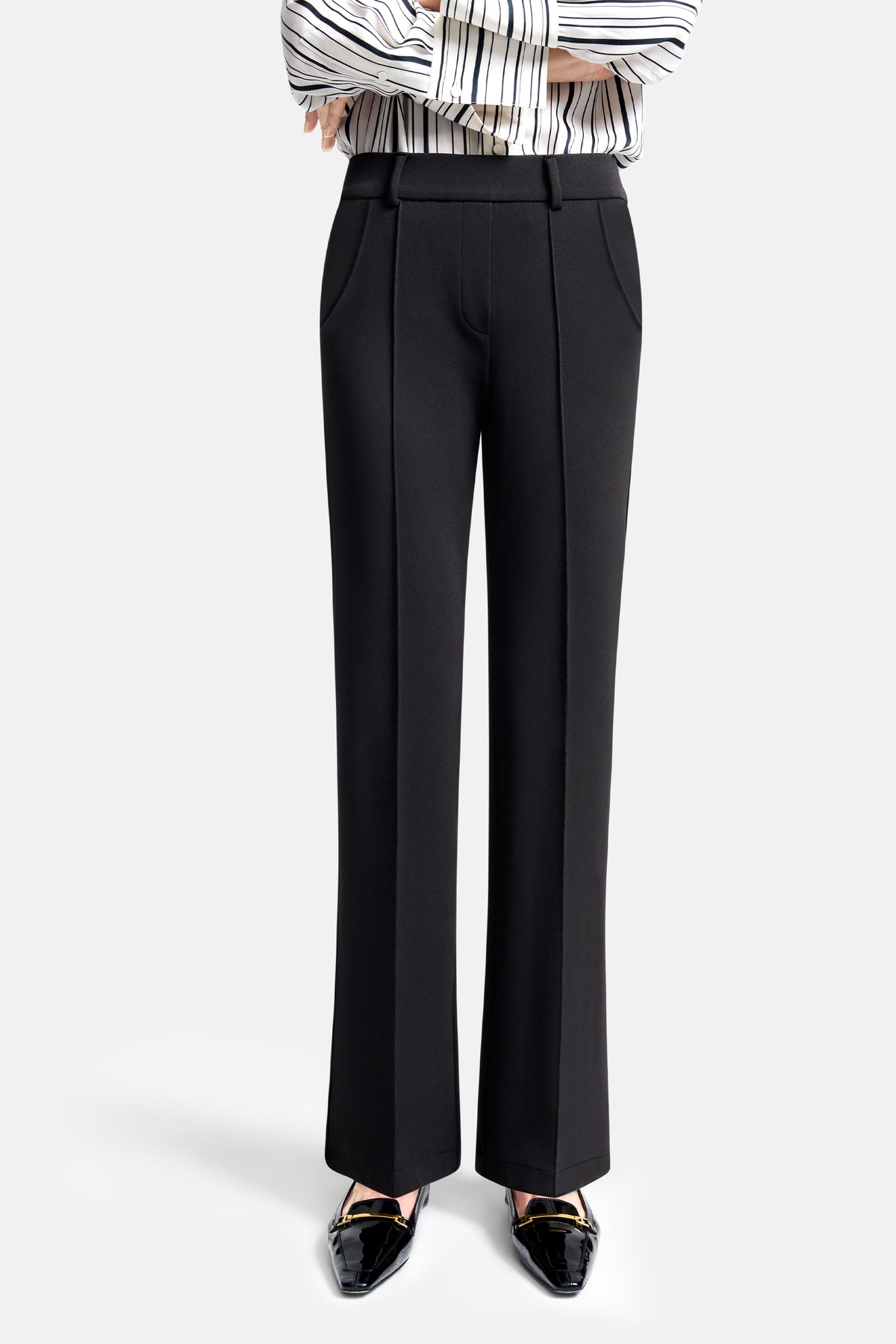 Schwarze Flared Hose aus 95% Polyamid, 5% Elasthan, getragen von einer Person in Business-Umgebung.