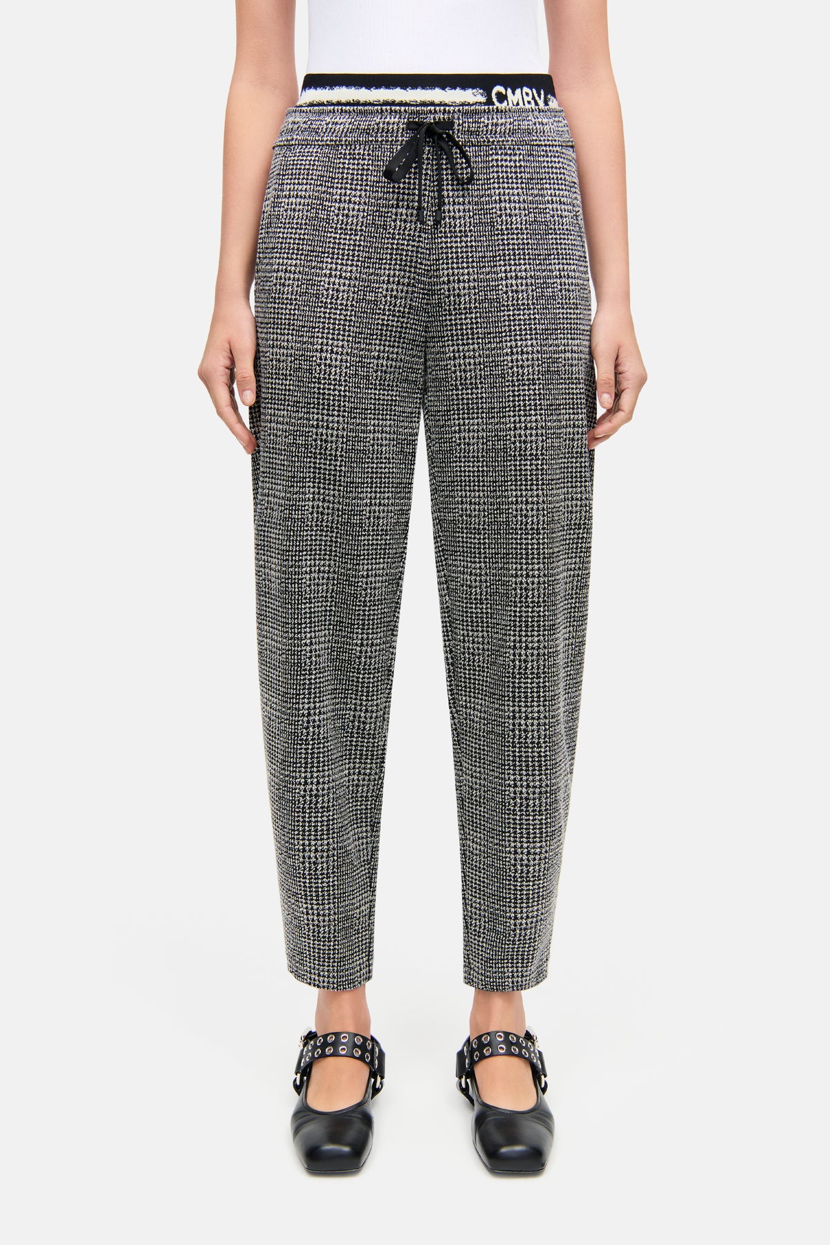 Schwarz-weiß karierte O-Shape Hose aus Jersey mit elastischem Bund und Schnürung. Hergestellt aus Viskose, Polyamid und Elasthan.