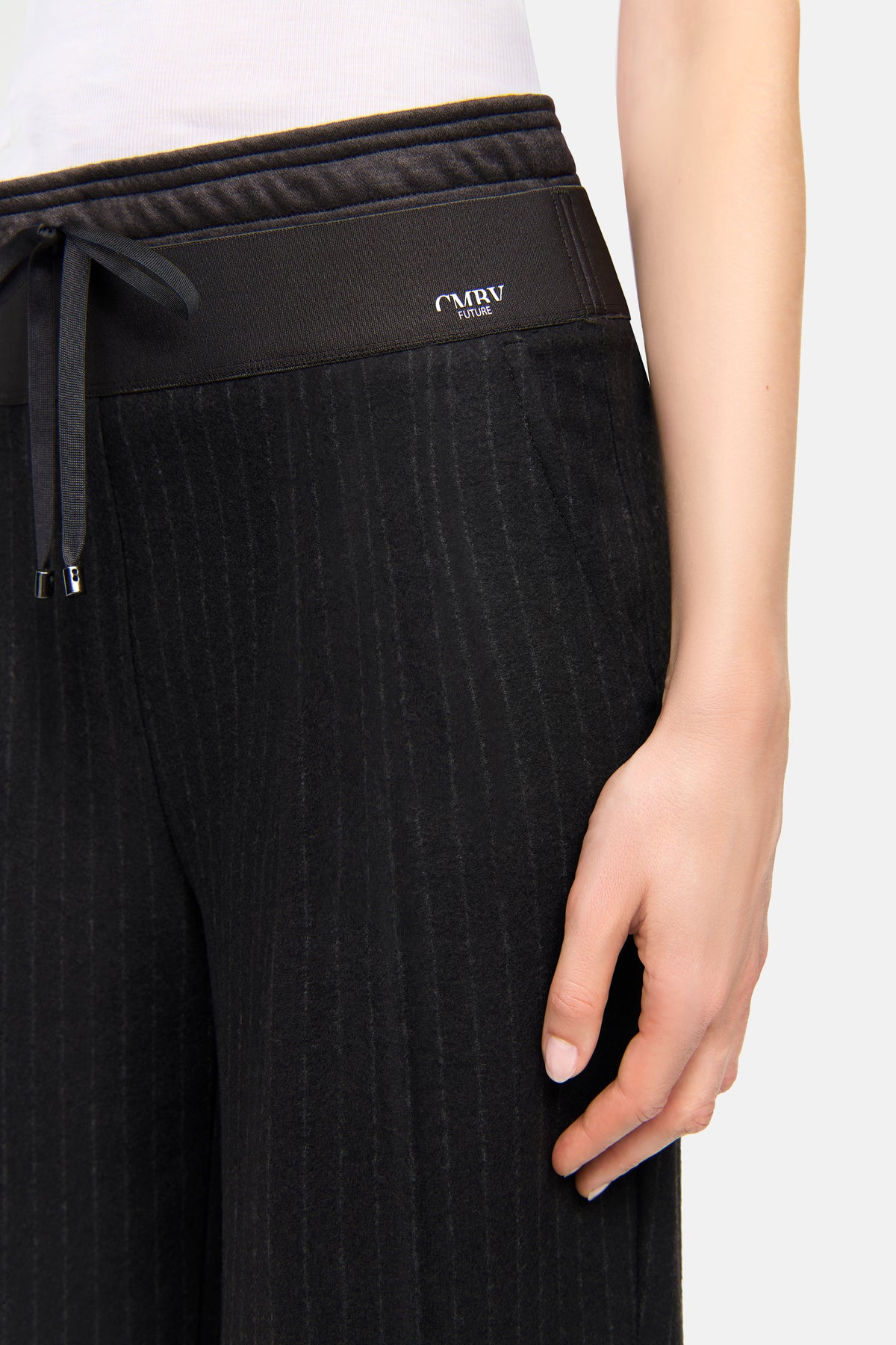 Dunkelbraune O-Shape Hose mit Nadelstreifen und elastischem Tunnelzugbund, aus 66% Polyester, 29% Wolle, 5% Elasthan.