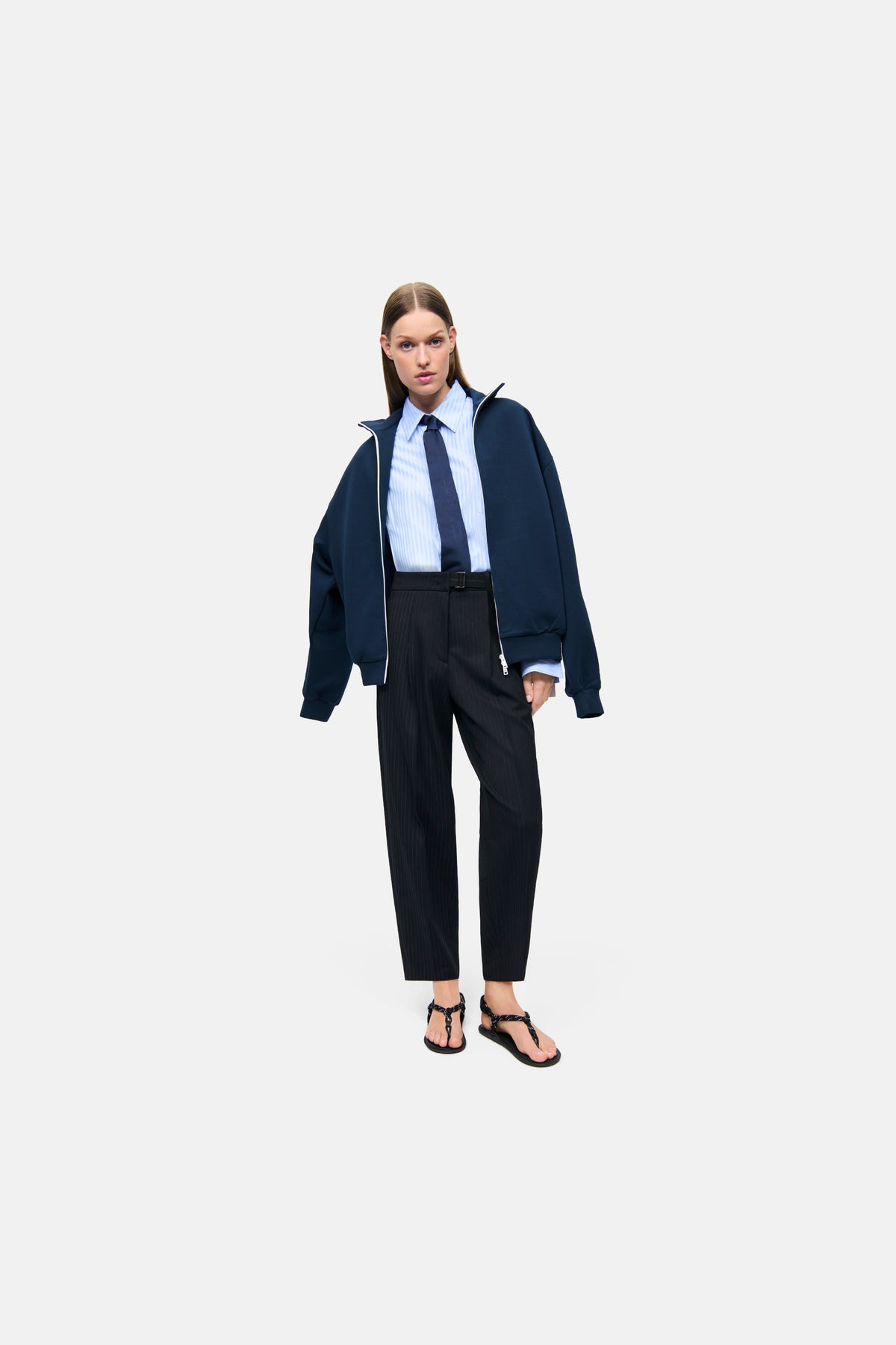 Dunkelblaue O-Shape Hose mit Nadelstreifen aus Polyester-Viscose-Woll-Mix, getragen in einem urbanen Setting.