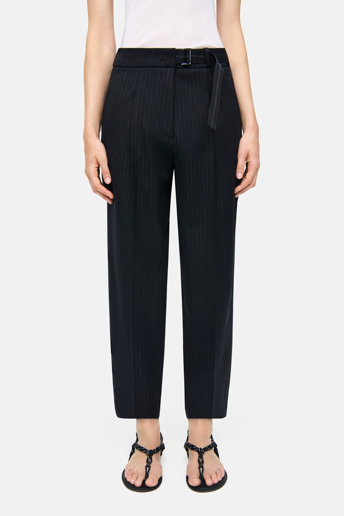 Dunkelblaue Pinstripe-Hose, O-Shape, Material: 62% Polyester, 26% Viskose, 9% Wolle, 3% Elasthan. Getragen in urbanem Kontext.