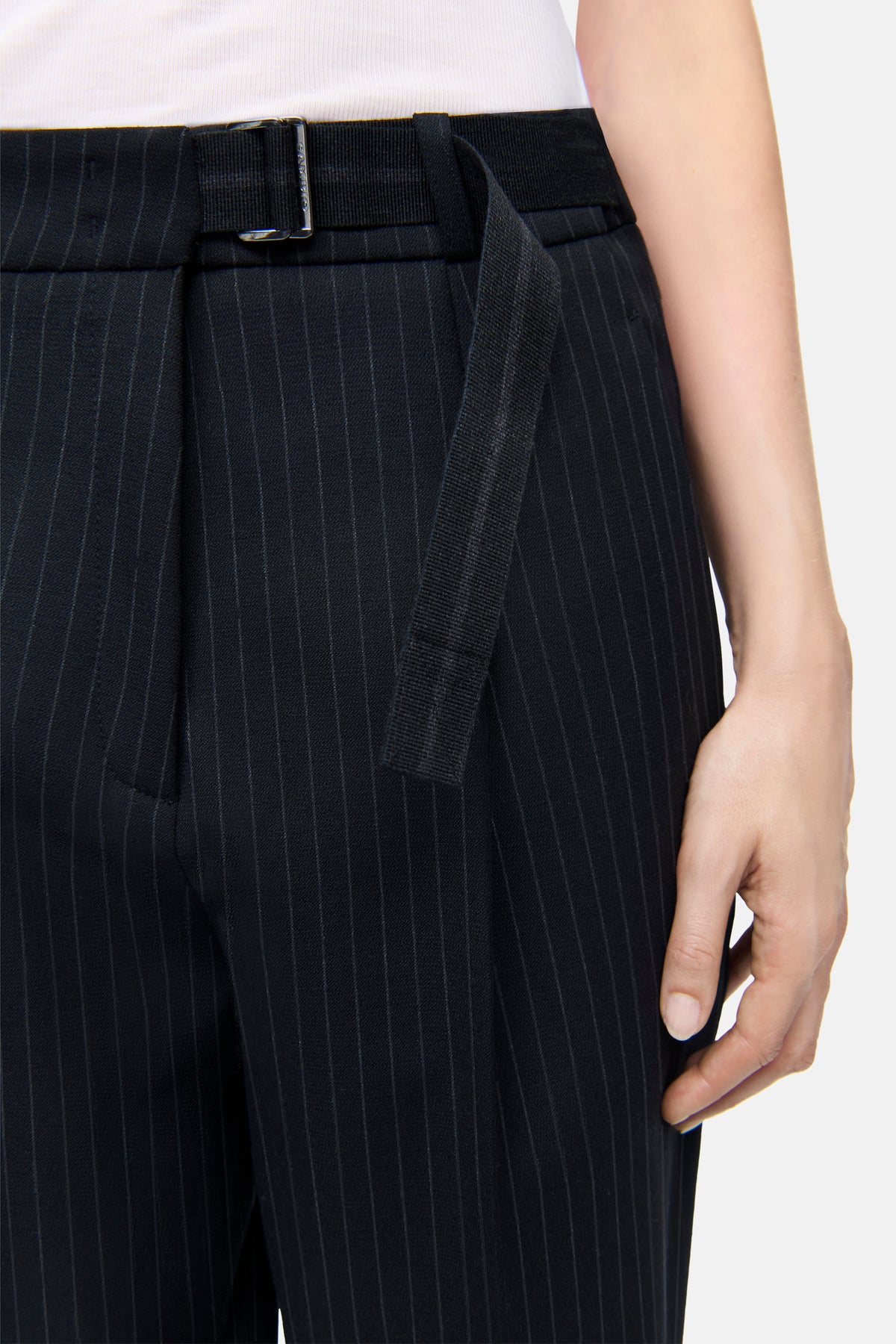 Pinstripe-Navy-Hose mit Bundfalten aus Polyester, Viskose, Wolle und Elasthan; integrierter Gürtel und Nadelstreifenmuster.