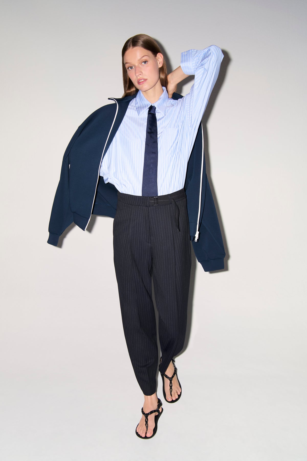 Dunkelblauer Pinstripe-Hose im O-Shape-Stil, Material aus Polyester, Viskose, Wolle und Elasthan, in urbanem, lässigem Setting.