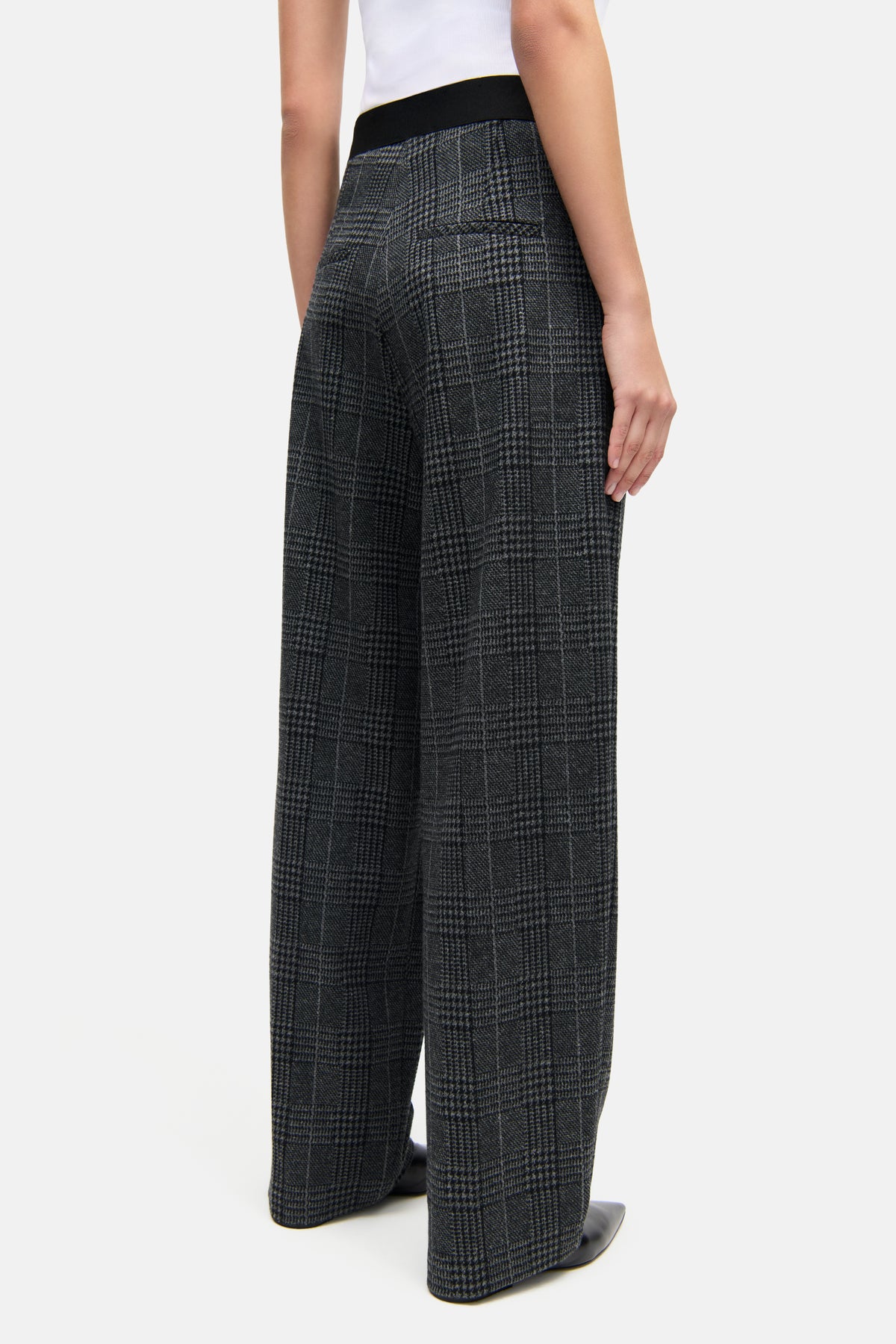 Graue O-Shape Hose im Brushed Glenechek-Jersey, bestehend aus Baumwolle, Viscose, Elasthan und Polyester.