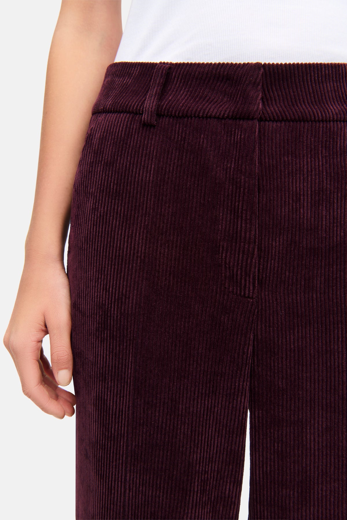 Bordeauxfarbene Cordhose im Wide-Fit-Stil aus 90% Polyester, 8% Polyamid und 2% Elasthan, seitliche Eingriffstaschen.