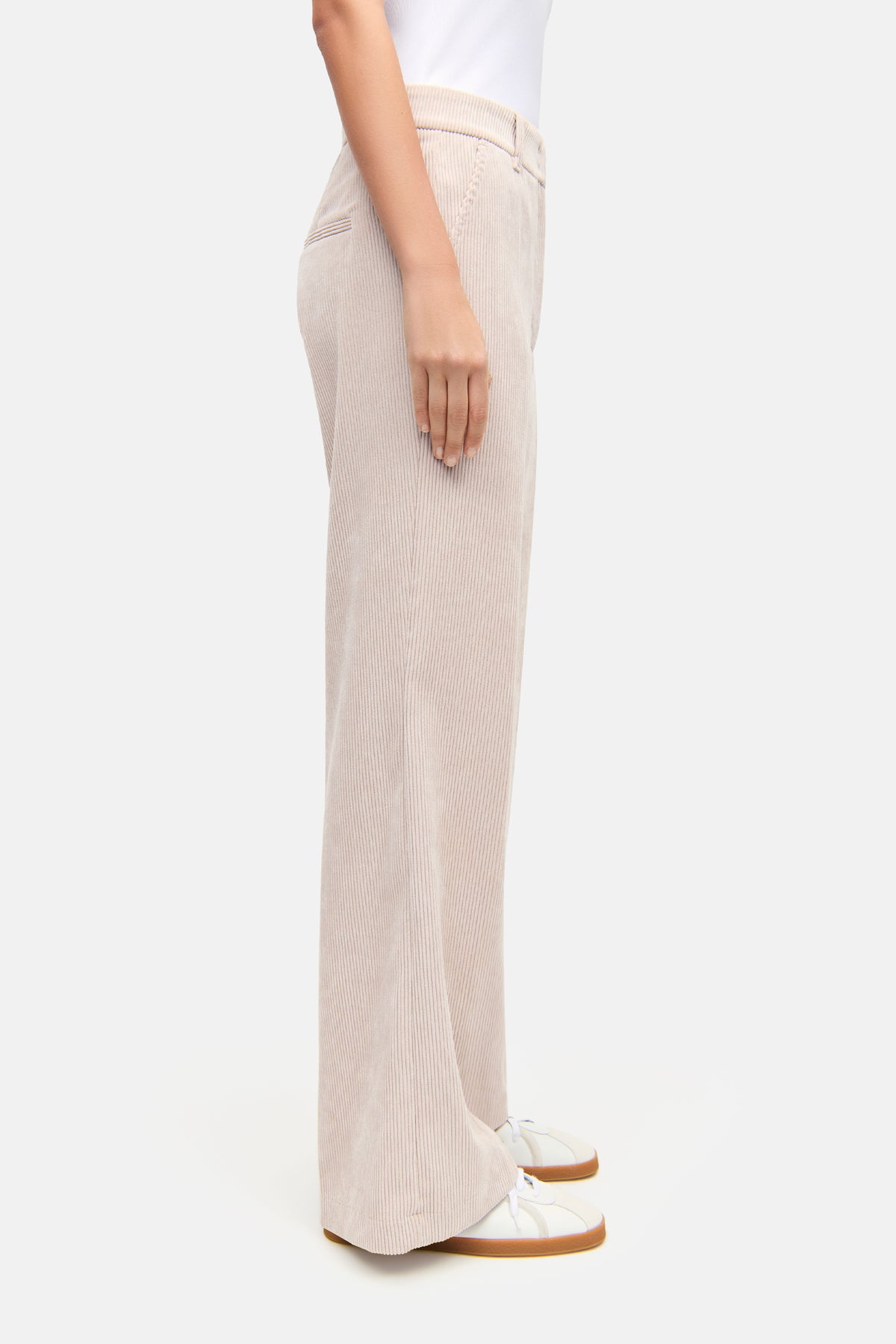 Cremefarbene Cordhose im Wide-Fit, 90% Polyester, 8% Polyamid, 2% Elasthan. Seitliche Eingriffstaschen, lässiger Stil.