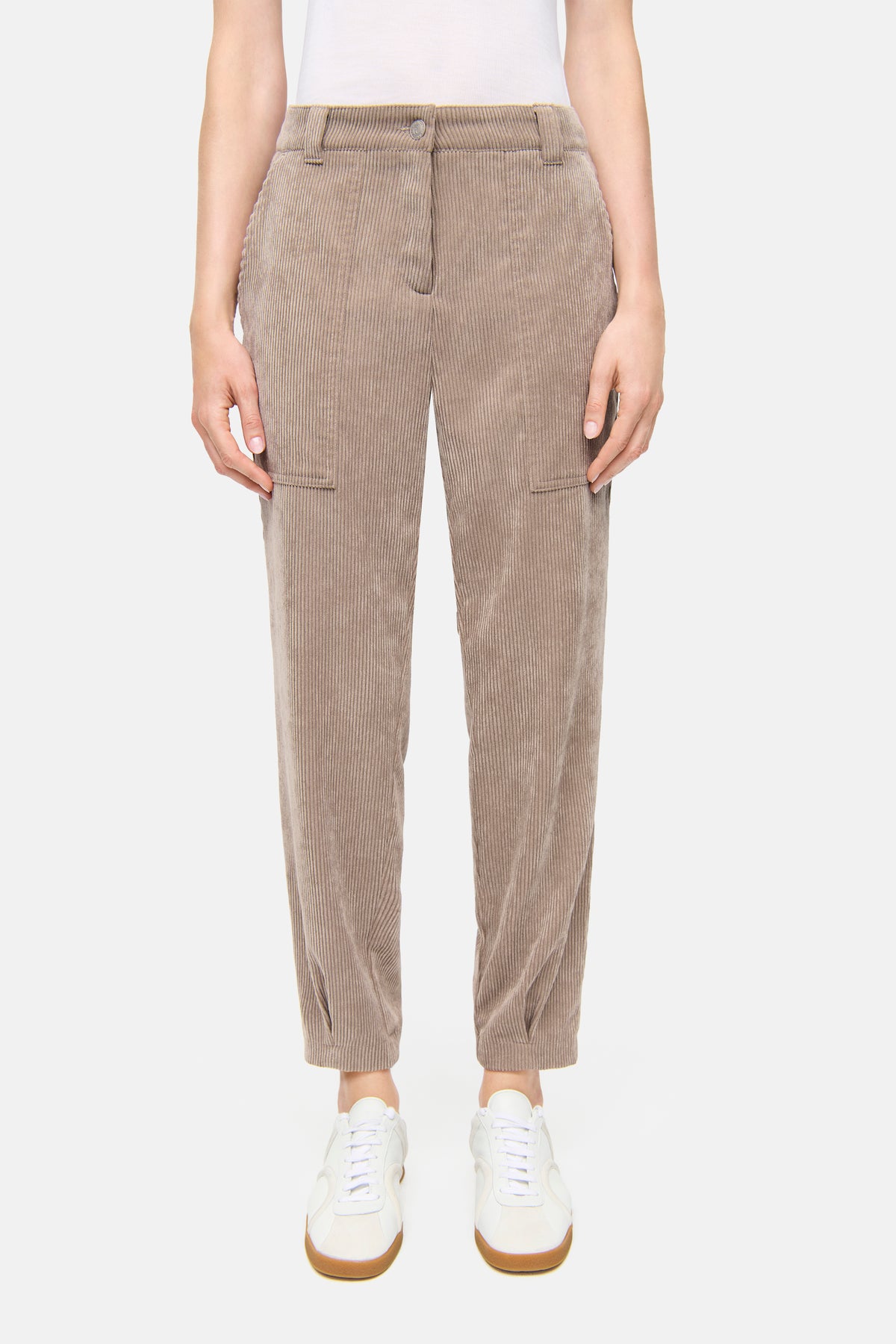 Damenhose in der Farbe Honey aus fließendem Breitcord, verkürzte Karotten-Silhouette, mit großen aufgenähten Taschen.