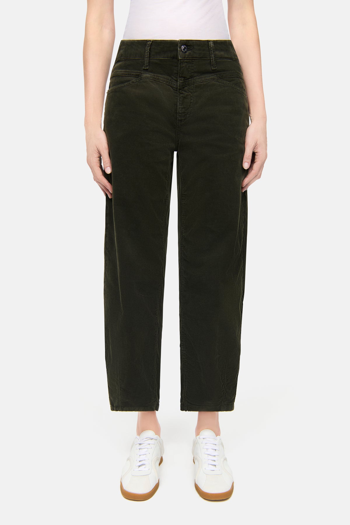 Dunkelgrüne O-Shape Feincordhose aus 97% Baumwolle und 3% Elasthan, getragen von einer Person mit weißen Turnschuhen.