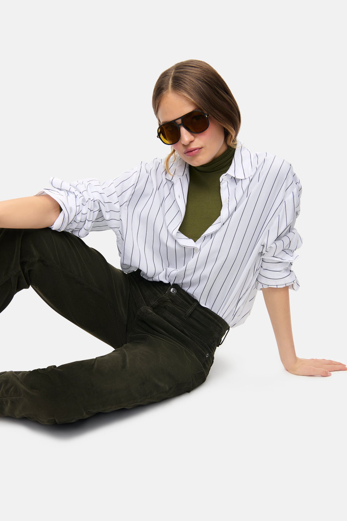 Olivegrüne O-Shape Feincordhose aus 97% Baumwolle und 3% Elasthan, getragen von einer Person in lässigem, entspanntem Setting.